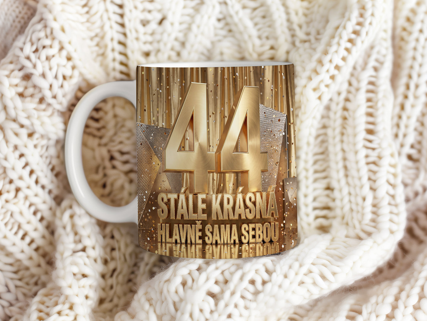 Narozeninový hrnek 44 let – STÁLE KRÁSNÁ, HLAVNĚ SAMA SEBOU