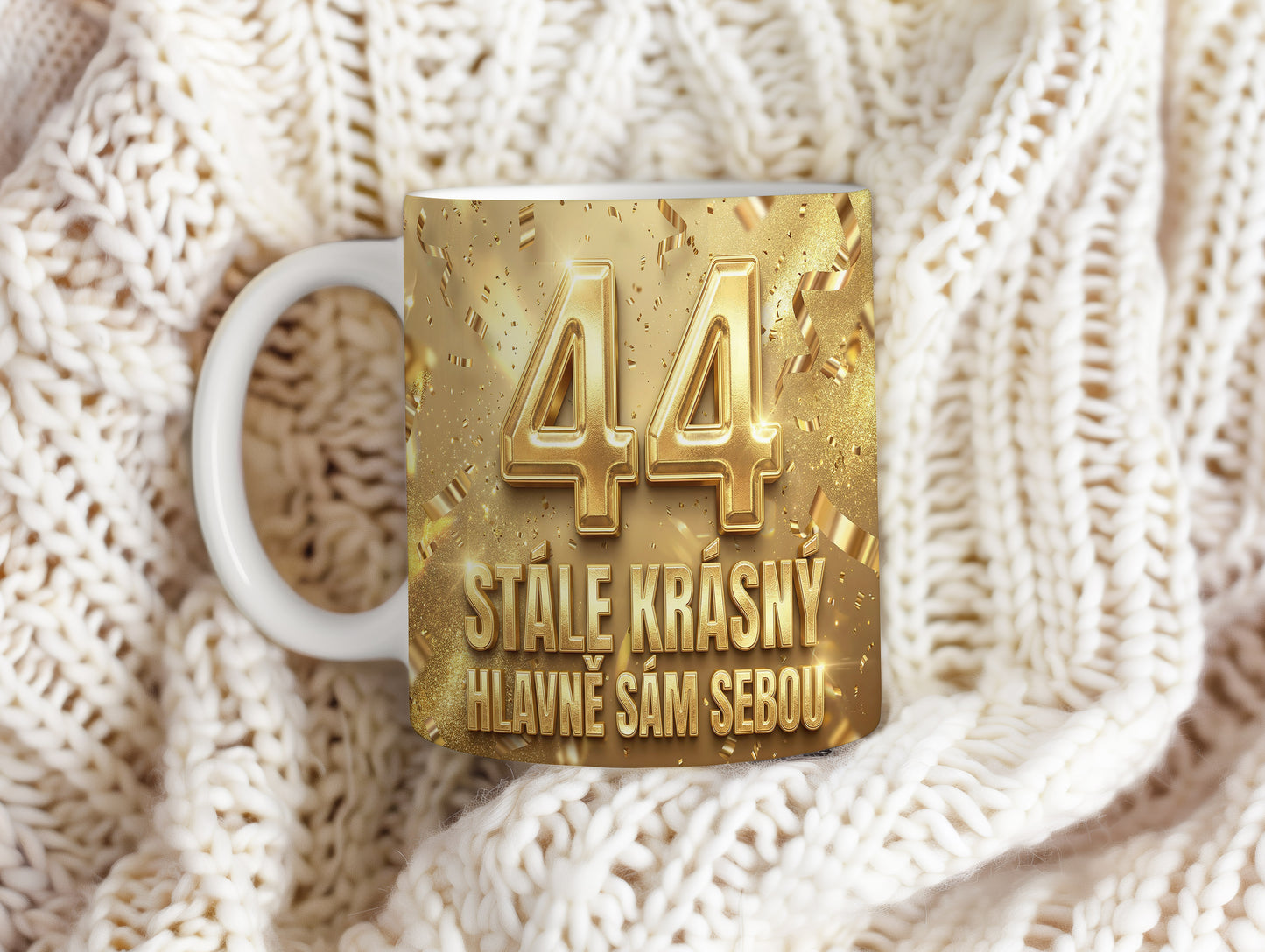 Narozeninový hrnek 44 let – STÁLE KRÁSNÝ HLAVNĚ SÁM SEBOU