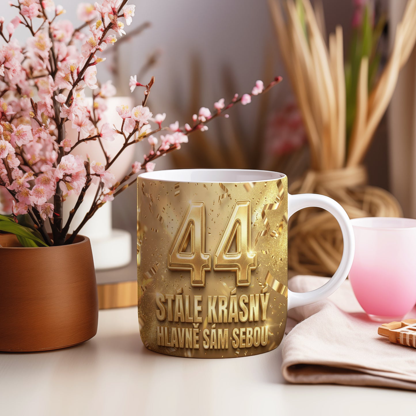 Narozeninový hrnek 44 let – STÁLE KRÁSNÝ HLAVNĚ SÁM SEBOU