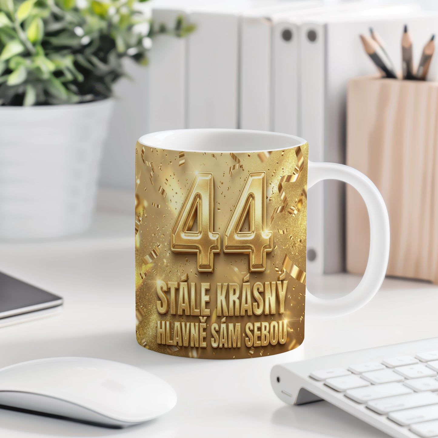 Narozeninový hrnek 44 let – STÁLE KRÁSNÝ HLAVNĚ SÁM SEBOU