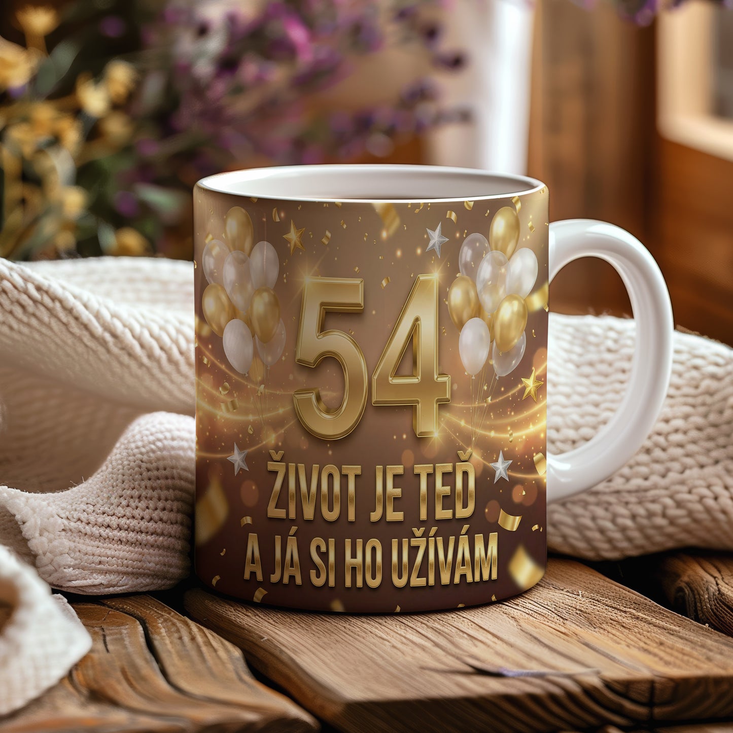 Narozeninový hrnek 54 let – ŽIVOT JE TEĎ A JÁ SI HO UŽÍVÁM