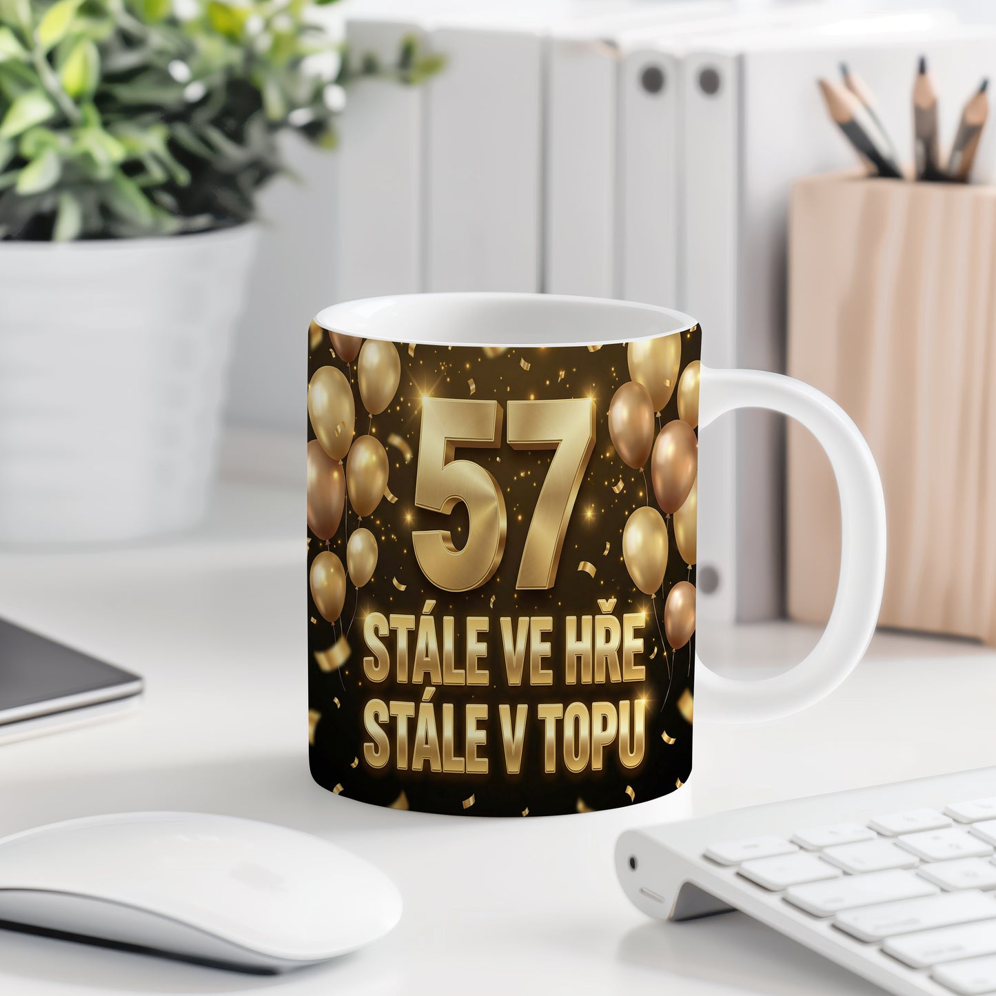 Narozeninový hrnek 57 let – STÁLE VE HŘE, STÁLE V TOPU