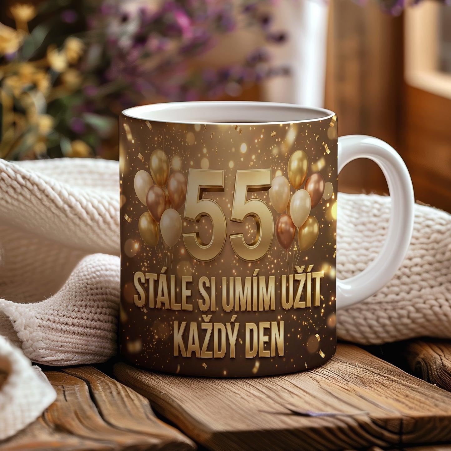 Narozeninový hrnek 55 let – STÁLE SI UMÍM UŽÍT KAŽDÝ DEN