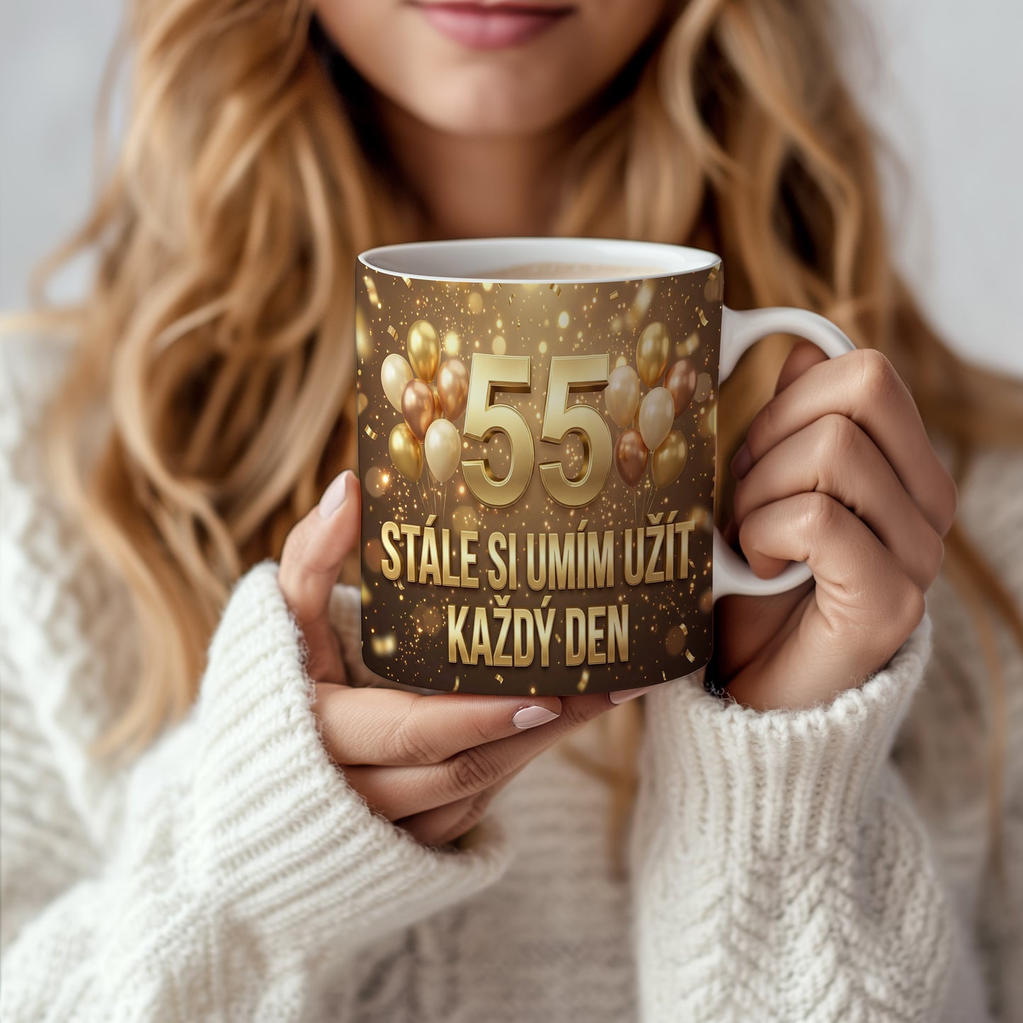 Narozeninový hrnek 55 let – STÁLE SI UMÍM UŽÍT KAŽDÝ DEN