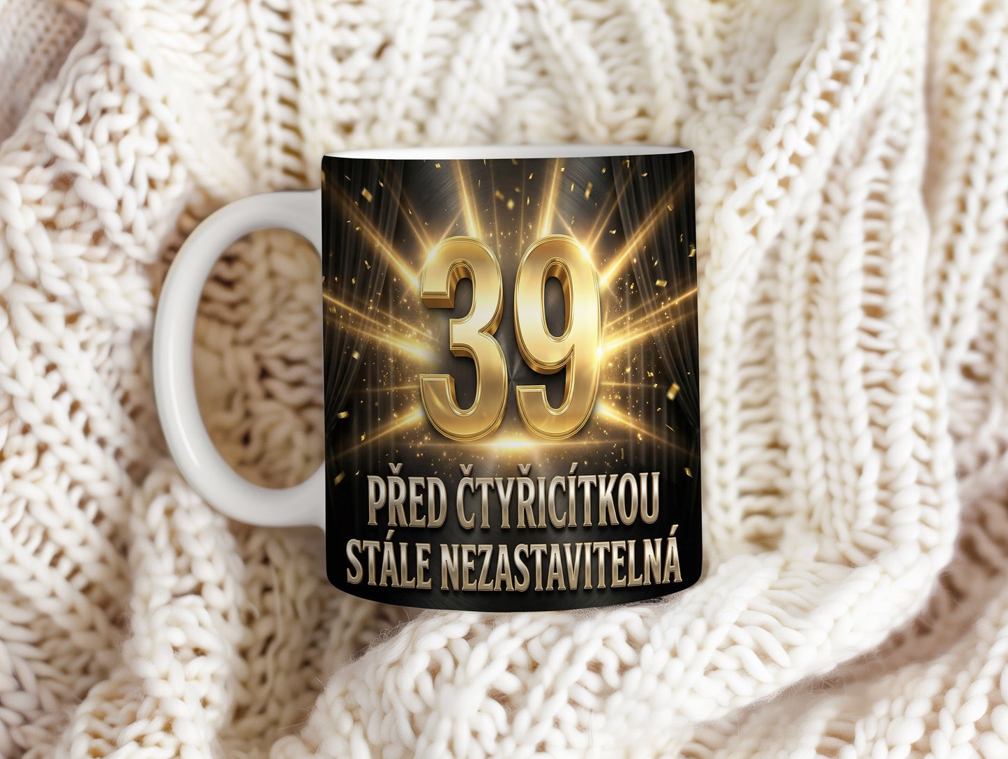 Narozeninový hrnek 39 let – PŘED ČTYŘICÍTKOU STÁLE NEZASTAVITELNÁ