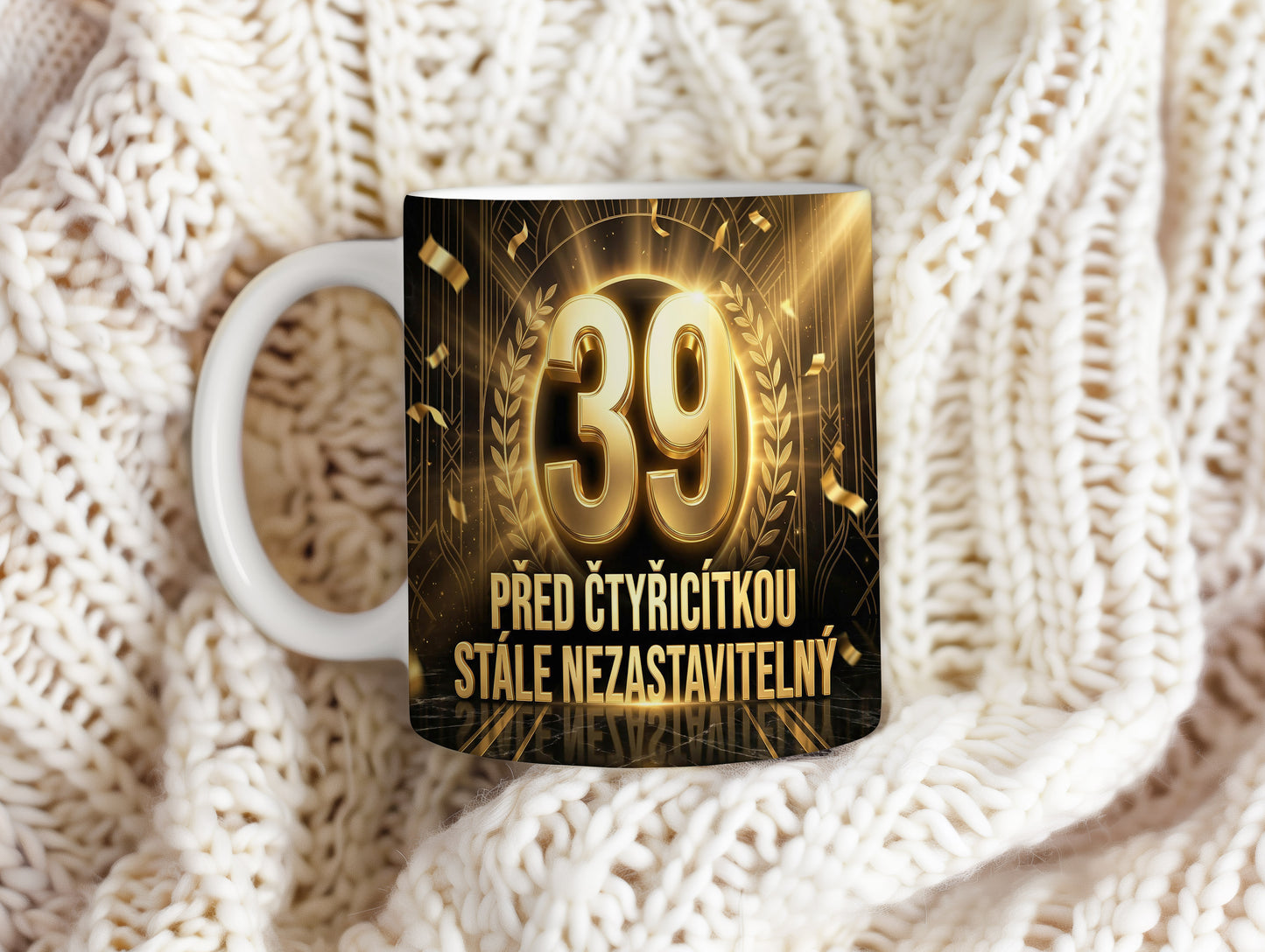 Narozeninový hrnek 39 let – PŘED ČTYŘICÍTKOU STÁLE NEZASTAVITELNÝ