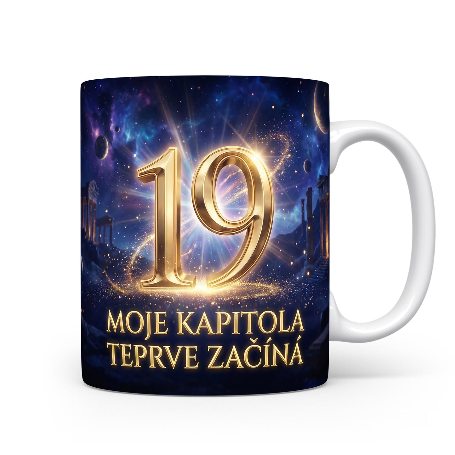 Hrnček s číslem 19 a nápisem 'MOJE KAPITOLA TEPRVE ZAČÍNÁ'.