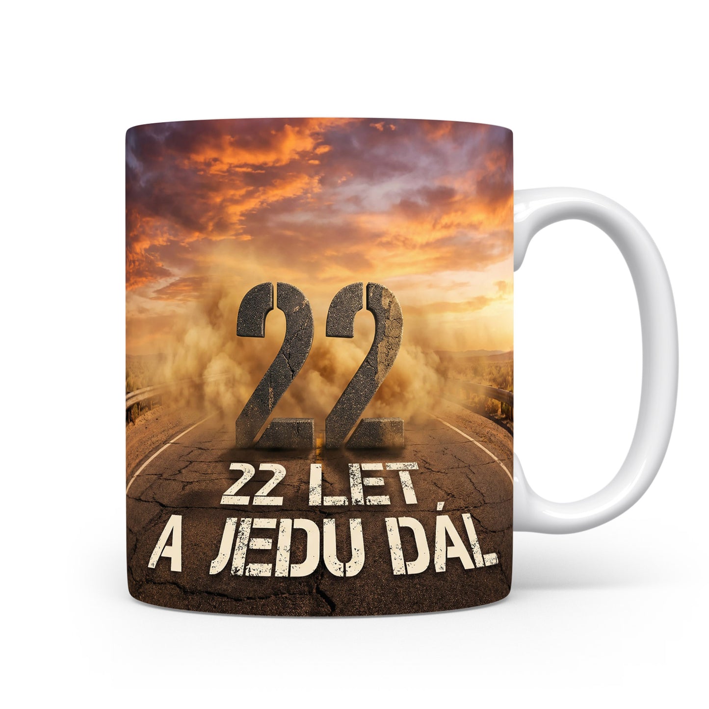Hrnček s nápisem 22 LET, A JEDU DÁL