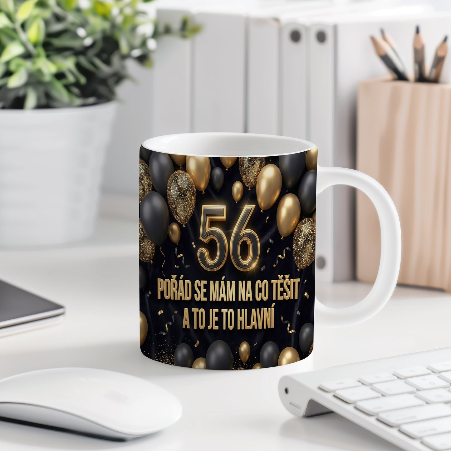 Narozeninový hrnek 56 let – POŘÁD SE MÁM NA CO TĚŠIT A TO JE TO HLAVNÍ