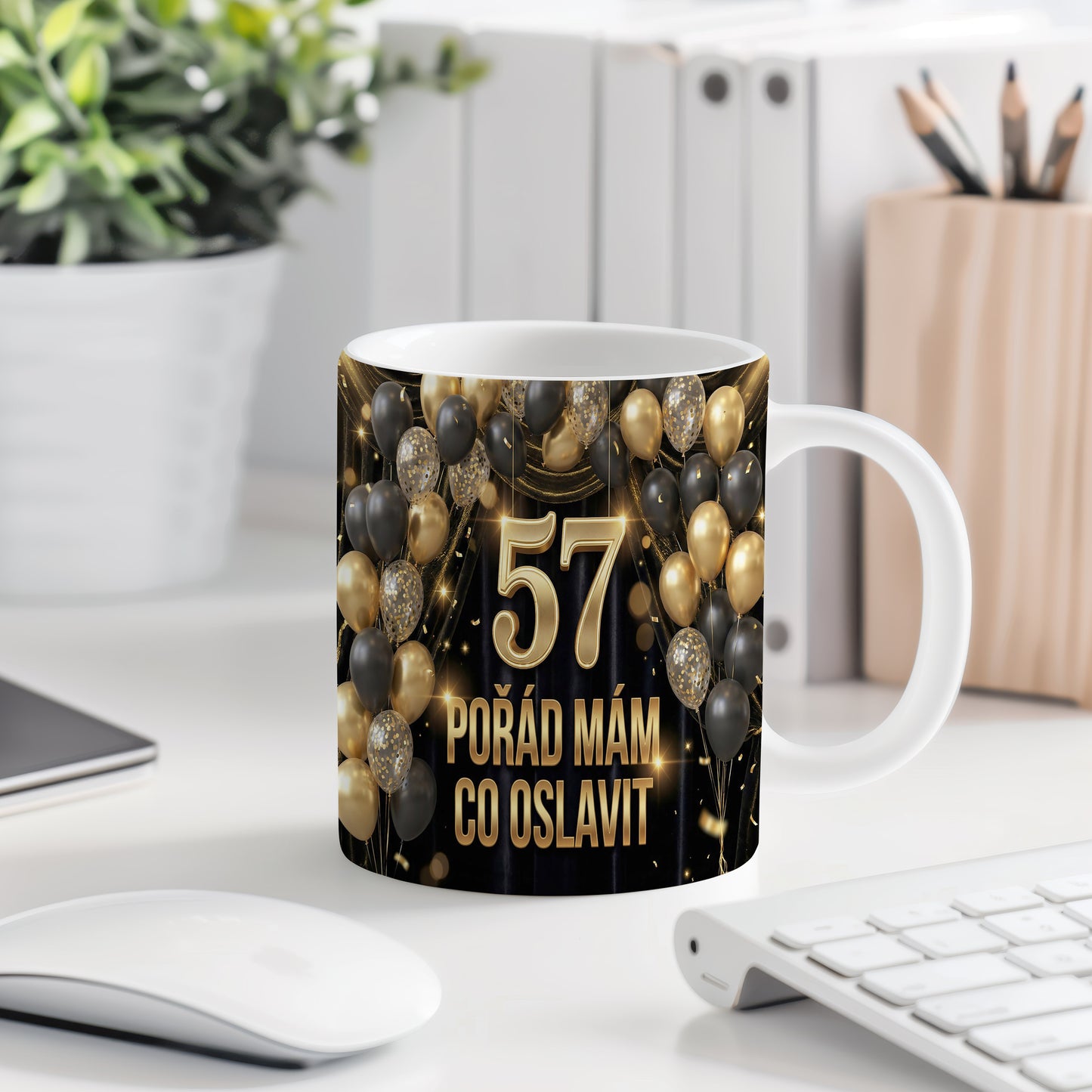 Narozeninový hrnek 57 let – POŘÁD MÁM CO OSLAVIT