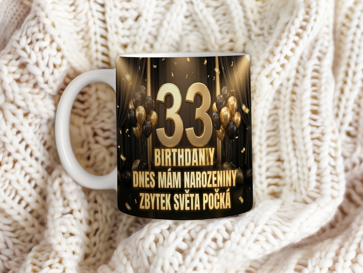 Narozeninový hrnek 33 let – DNES MÁM NAROZENINY ZBYTEK SVĚTA POČKÁ