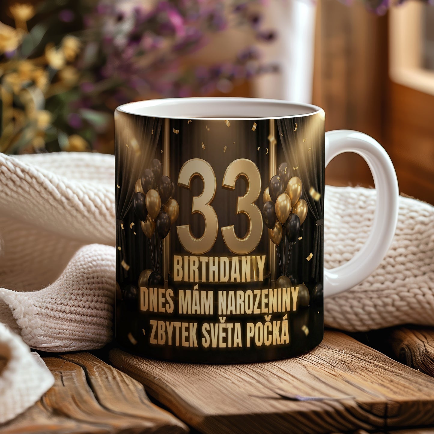 Narozeninový hrnek 33 let – DNES MÁM NAROZENINY ZBYTEK SVĚTA POČKÁ