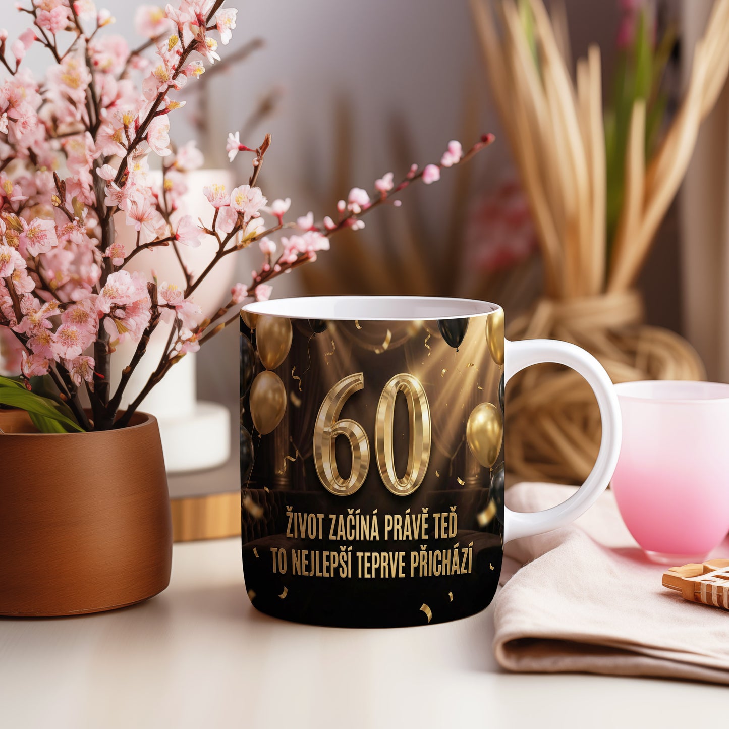 Narozeninový hrnek 60 let – ŽIVOT ZAČÍNÁ PRÁVĚ TEĎ TO NEJLEPŠÍ TEPRVE PŘICHÁZÍ