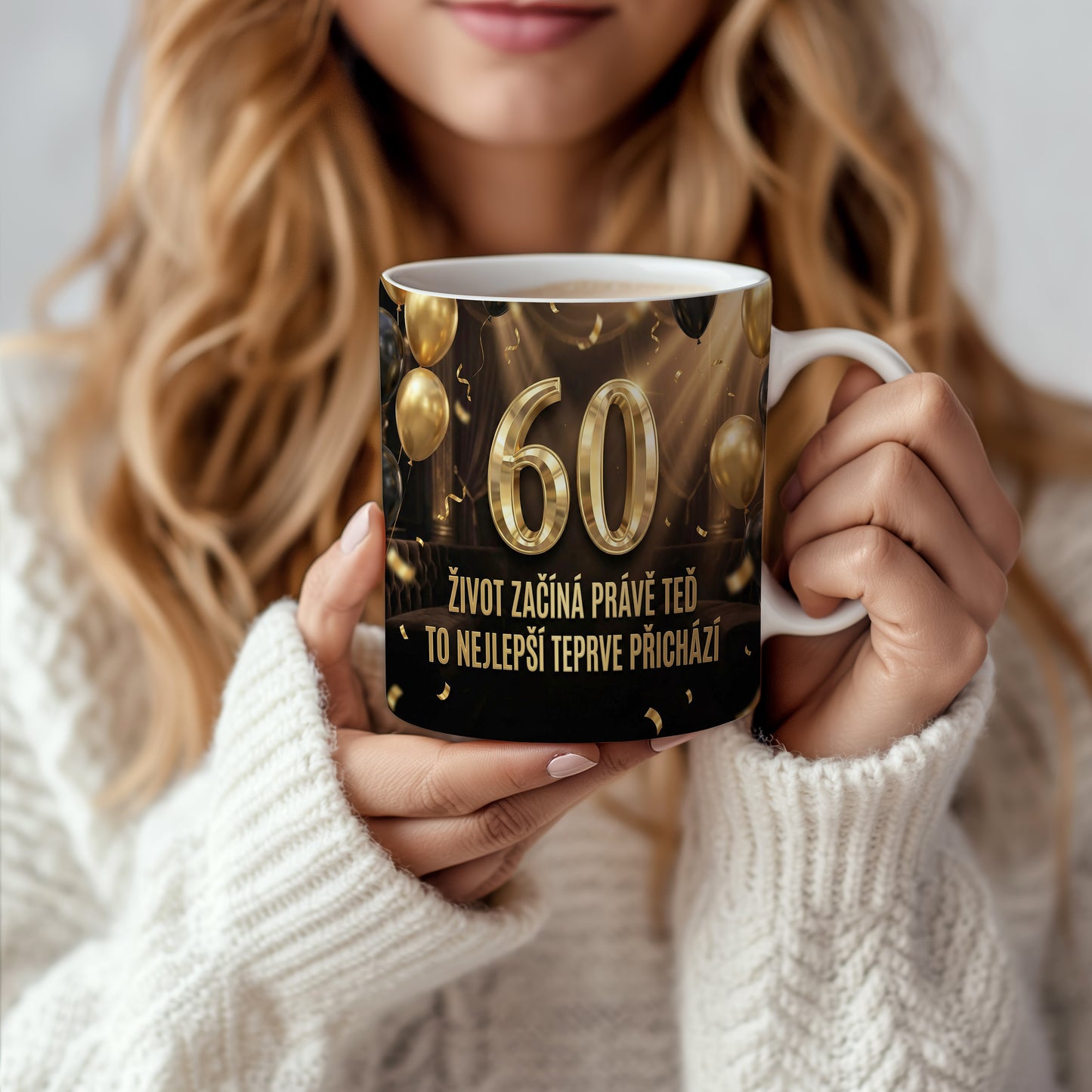 Narozeninový hrnek 60 let – ŽIVOT ZAČÍNÁ PRÁVĚ TEĎ TO NEJLEPŠÍ TEPRVE PŘICHÁZÍ