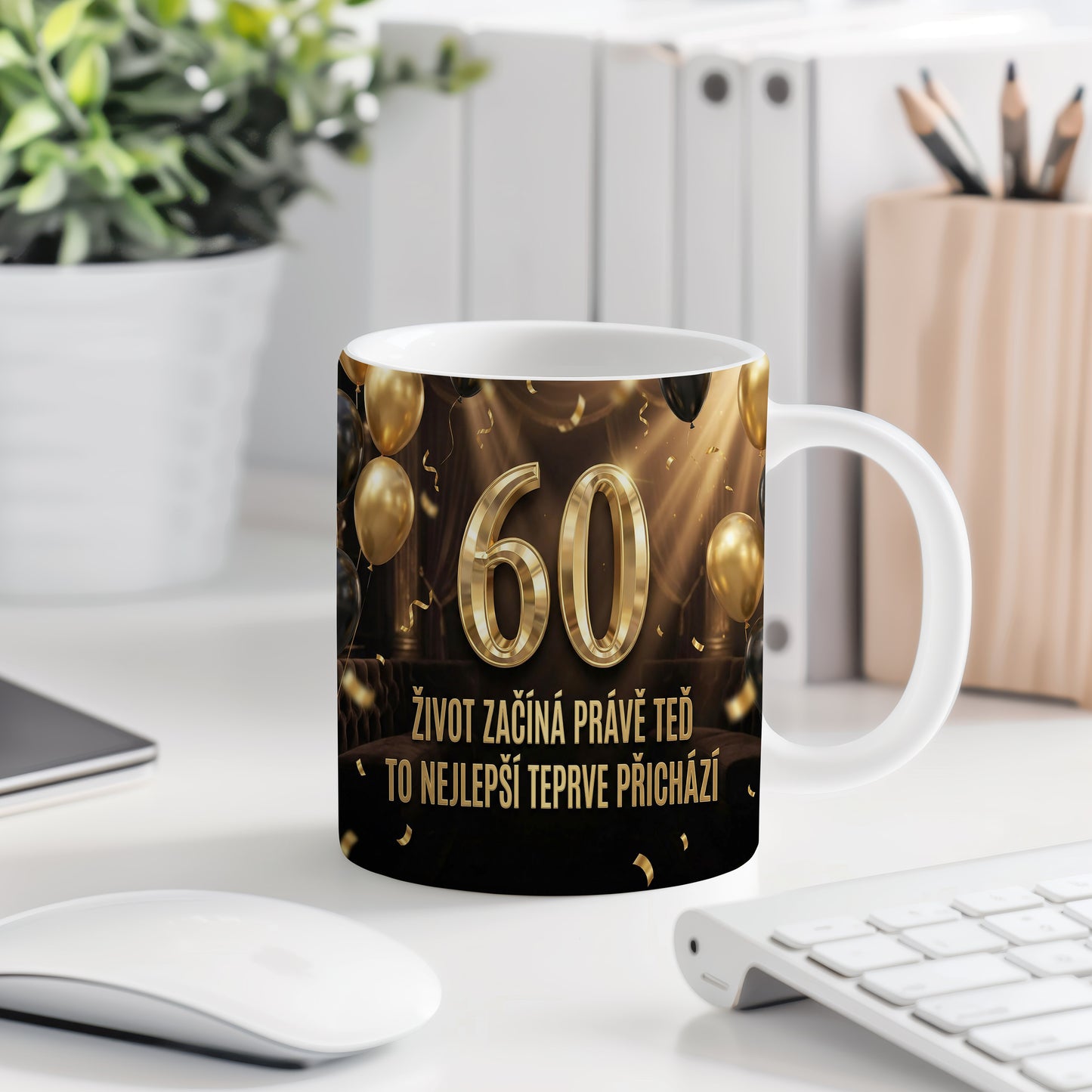 Narozeninový hrnek 60 let – ŽIVOT ZAČÍNÁ PRÁVĚ TEĎ TO NEJLEPŠÍ TEPRVE PŘICHÁZÍ