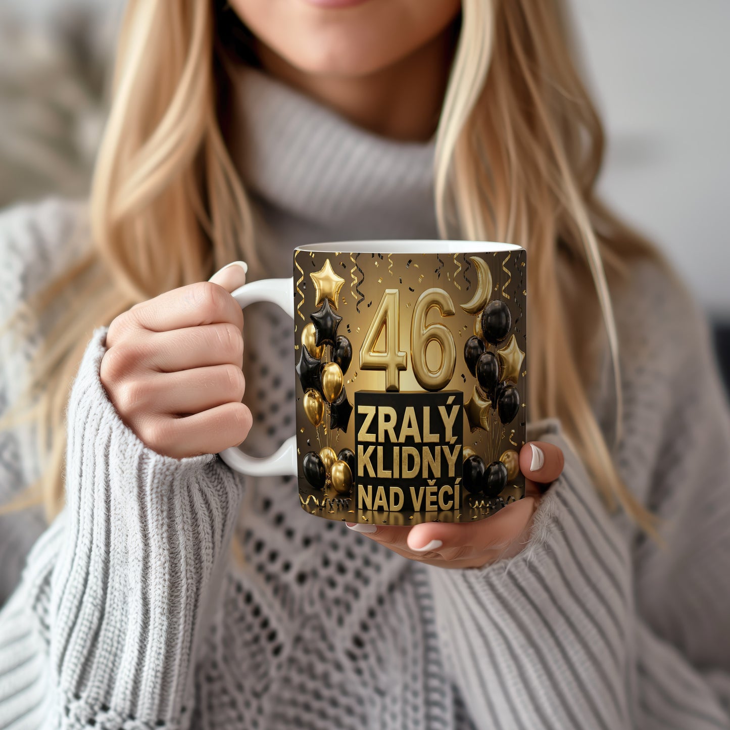 Narozeninový hrnek 46 let – ZRALÝ KLIDNÝ NAD VĚCÍ