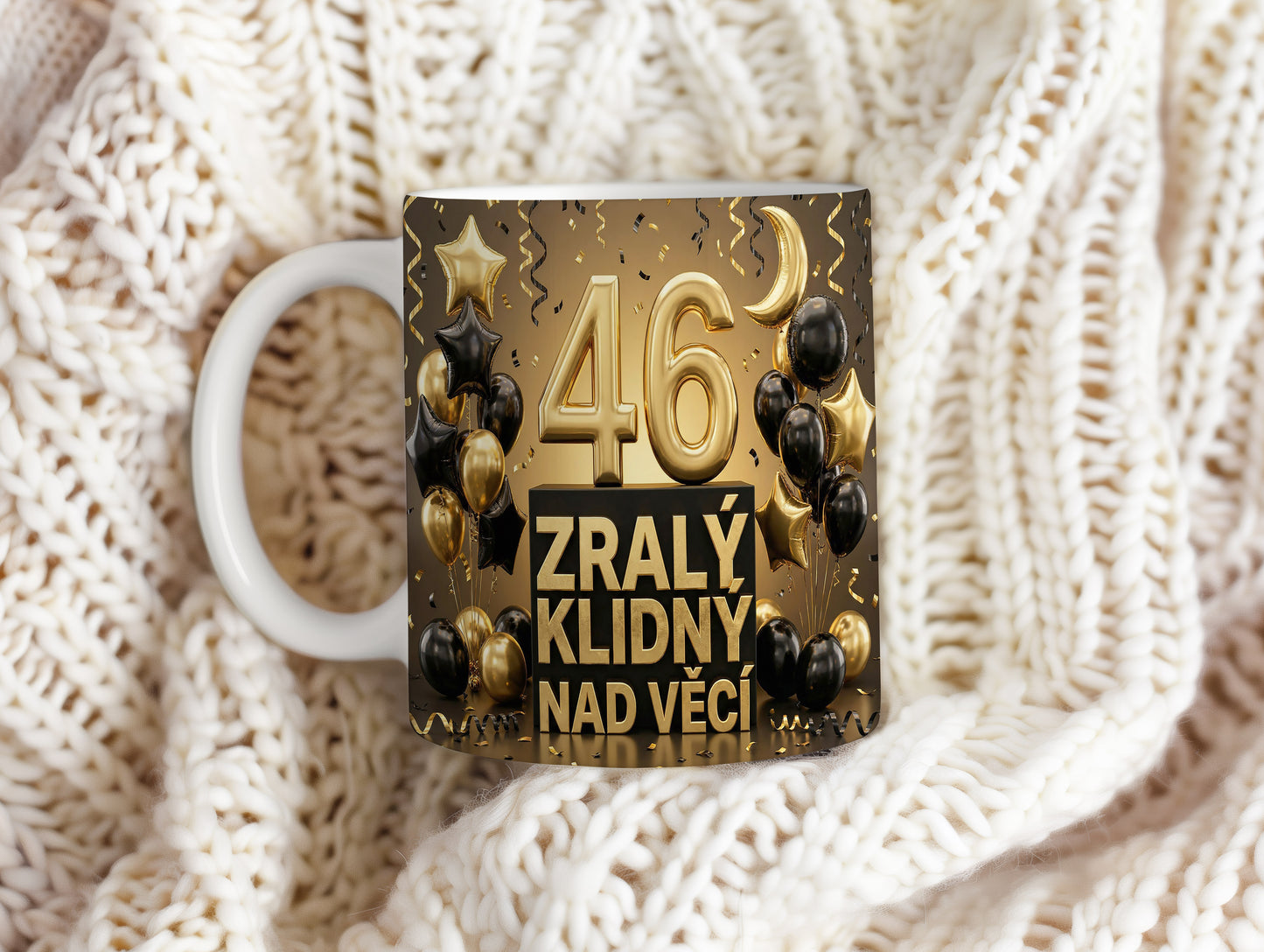 Narozeninový hrnek 46 let – ZRALÝ KLIDNÝ NAD VĚCÍ