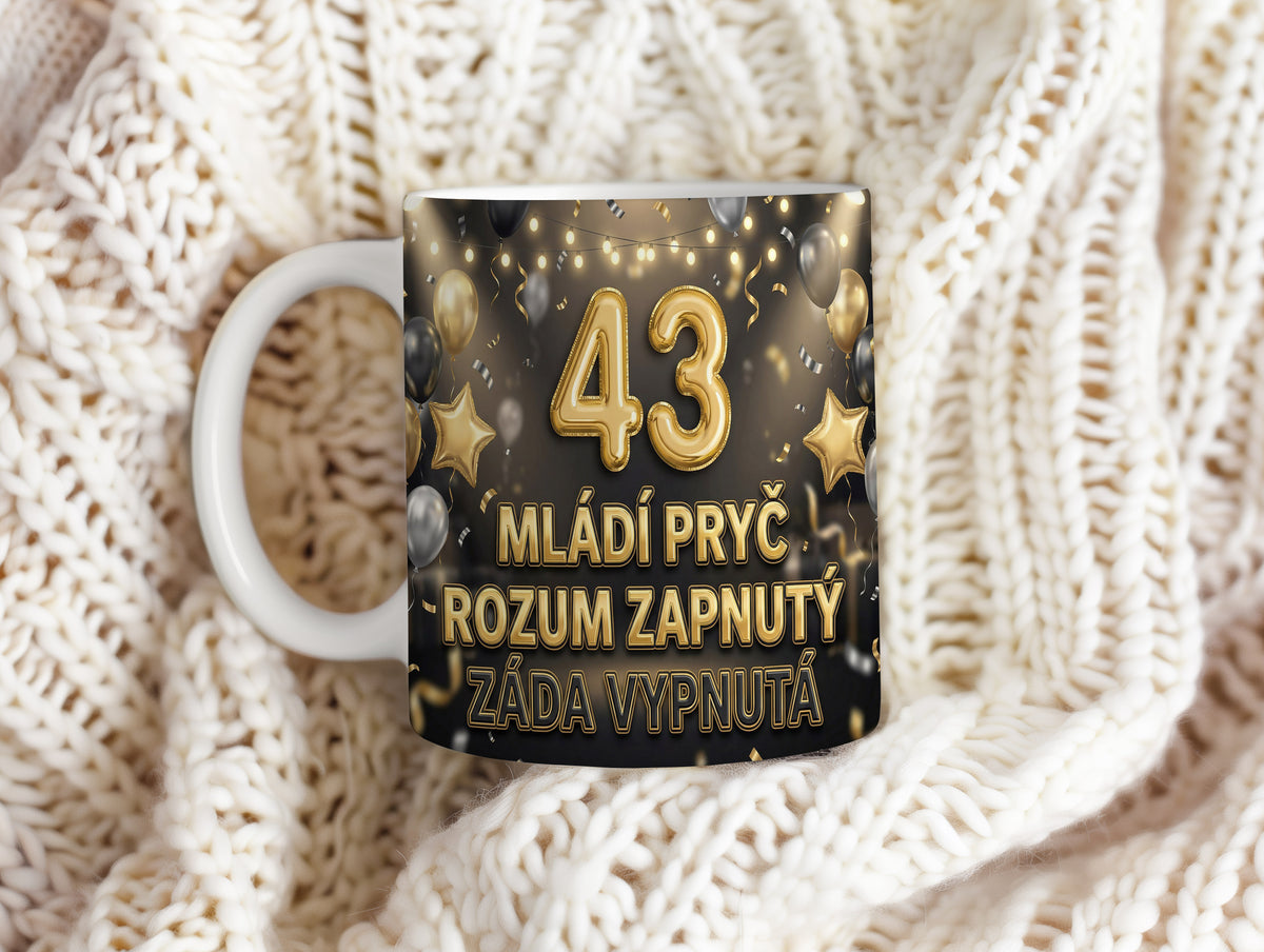 Narozeninový hrnek 43 let – MLÁDÍ PRYČ ROZUM ZAPNUTÝ ZÁDA VYPNUTÁ