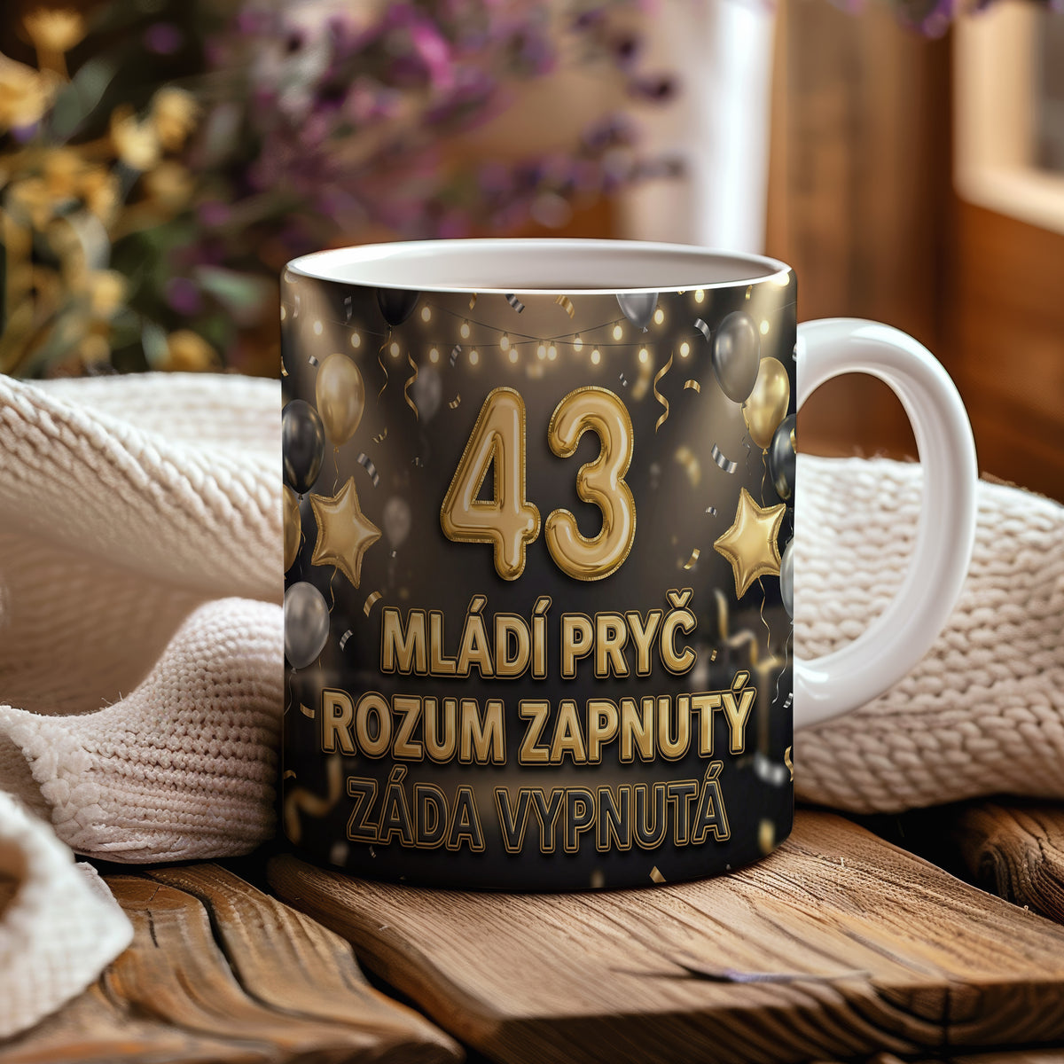 Narozeninový hrnek 43 let – MLÁDÍ PRYČ ROZUM ZAPNUTÝ ZÁDA VYPNUTÁ