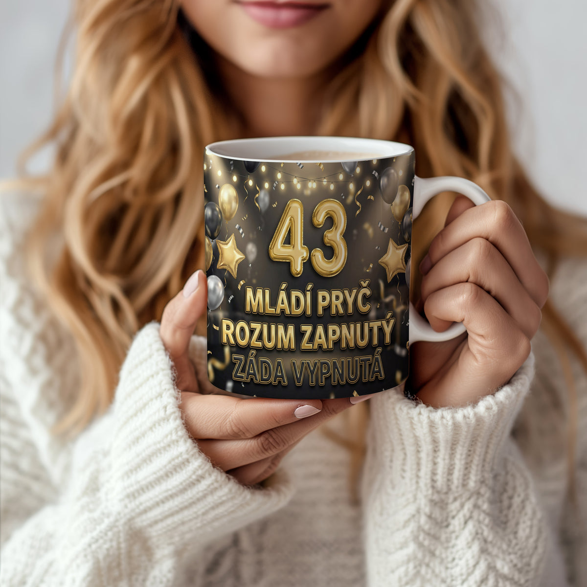 Narozeninový hrnek 43 let – MLÁDÍ PRYČ ROZUM ZAPNUTÝ ZÁDA VYPNUTÁ