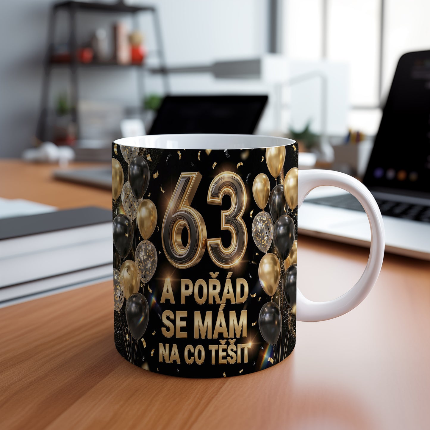 Narozeninový hrnek 63 let – A POŘÁD SE MÁM NA CO TĚŠIT