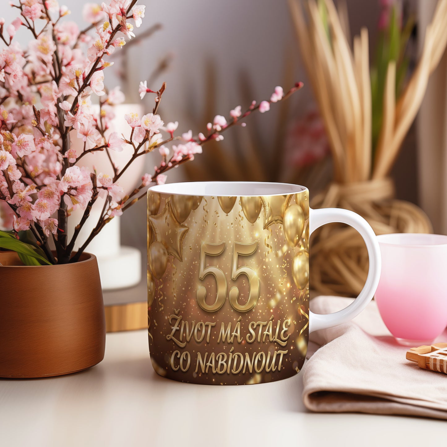 Narozeninový hrnek 55 let – ŽIVOT MÁ STÁLE CO NABÍDNOUT