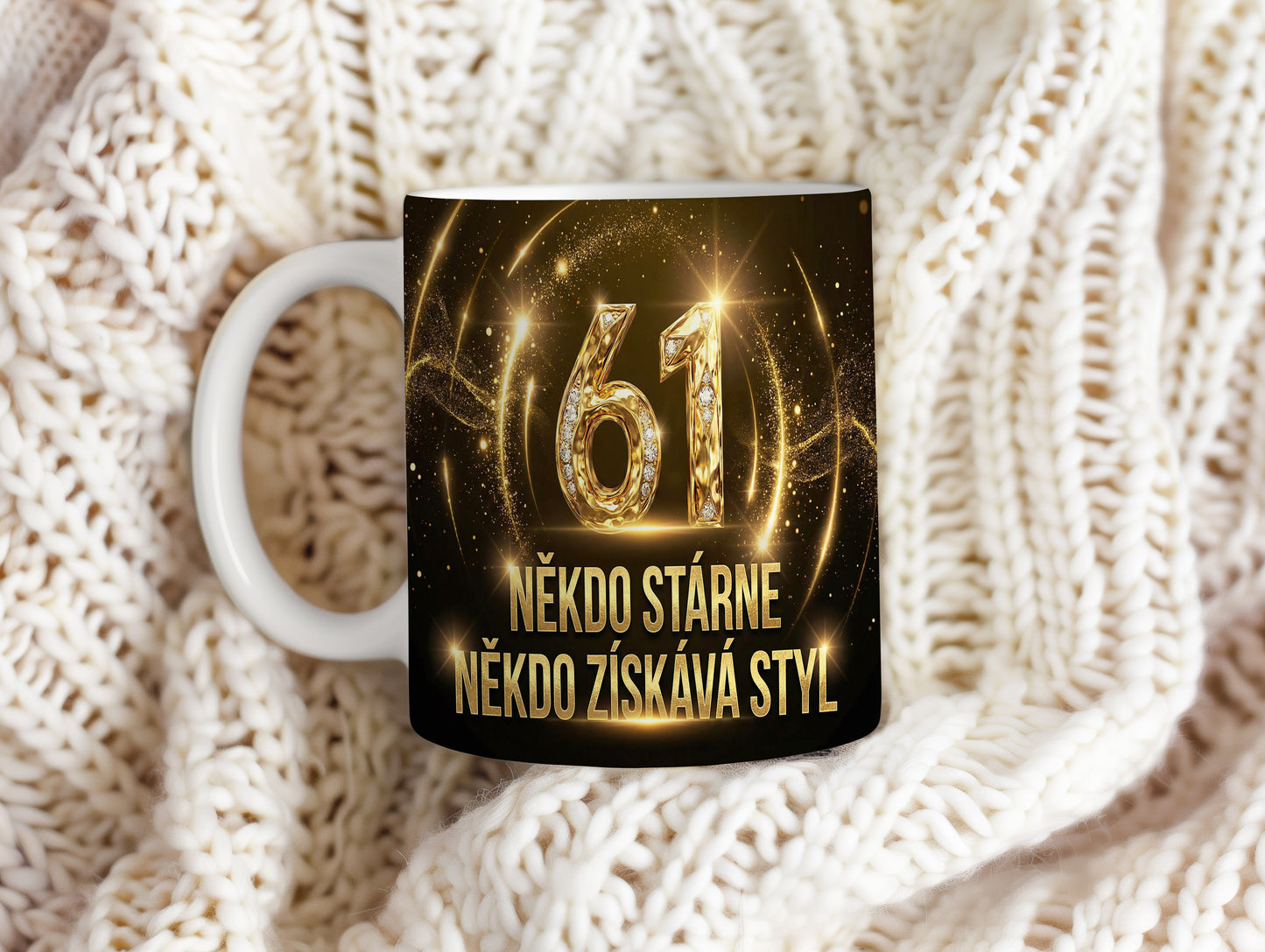 Narozeninový hrnek 61 let – NĚKDO STÁRNE, NĚKDO ZÍSKÁVÁ STYL