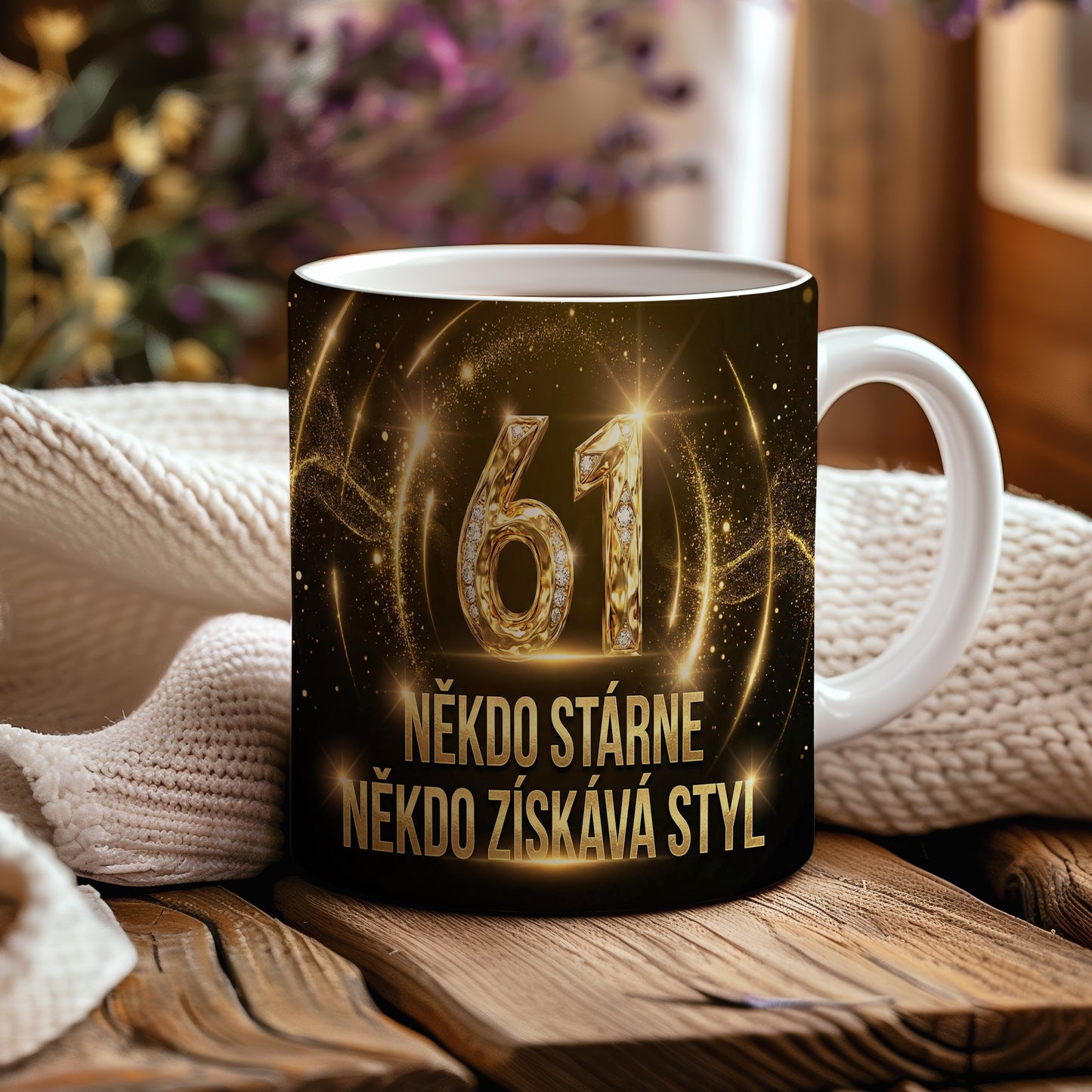 Narozeninový hrnek 61 let – NĚKDO STÁRNE, NĚKDO ZÍSKÁVÁ STYL
