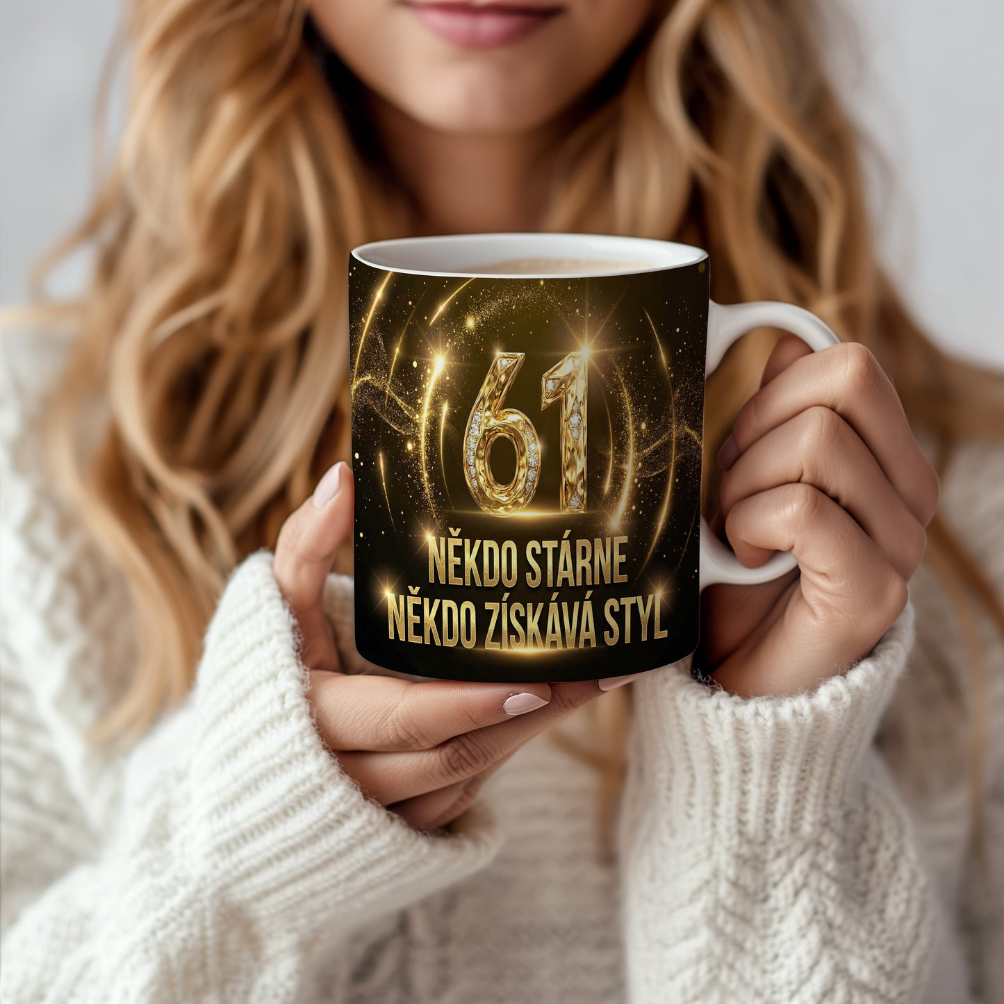 Narozeninový hrnek 61 let – NĚKDO STÁRNE, NĚKDO ZÍSKÁVÁ STYL