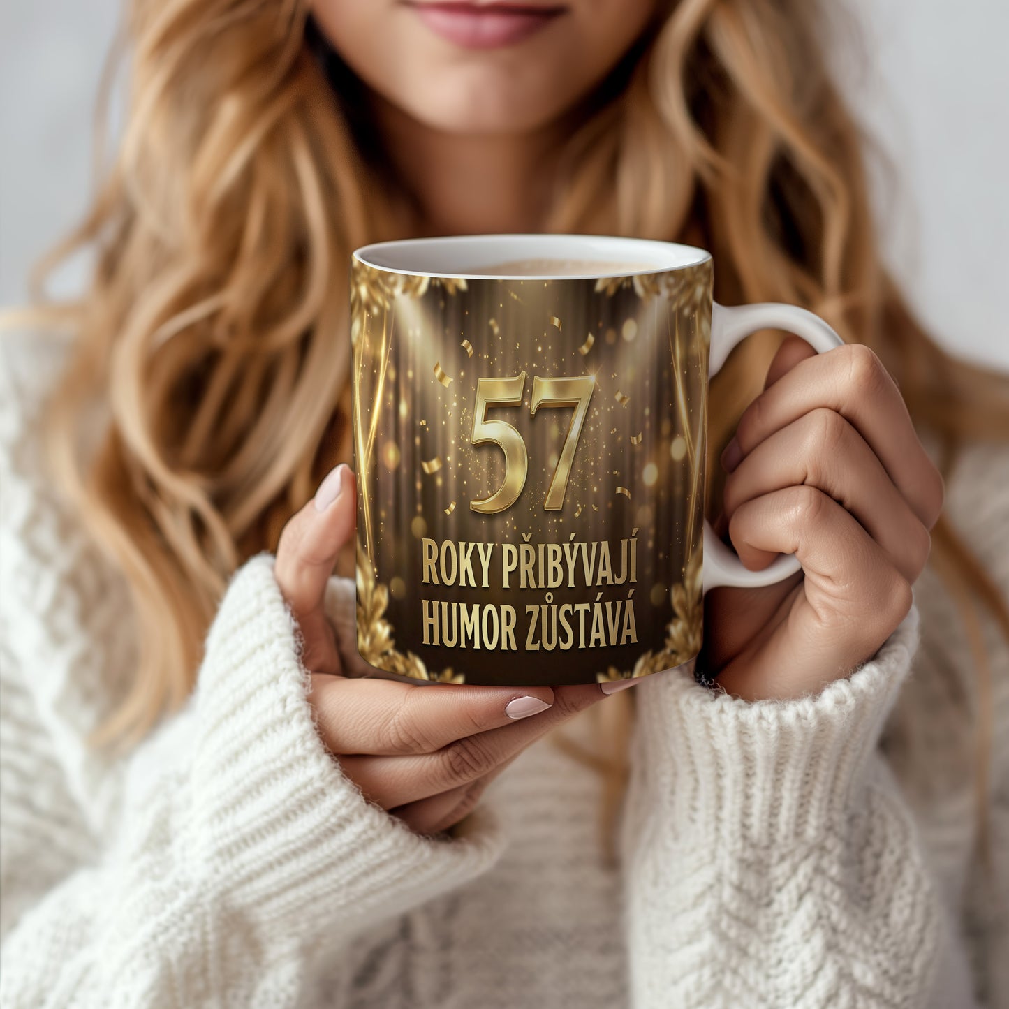 Narozeninový hrnek 57 let – ROKY PŘIBÝVAJÍ, HUMOR ZŮSTÁVÁ