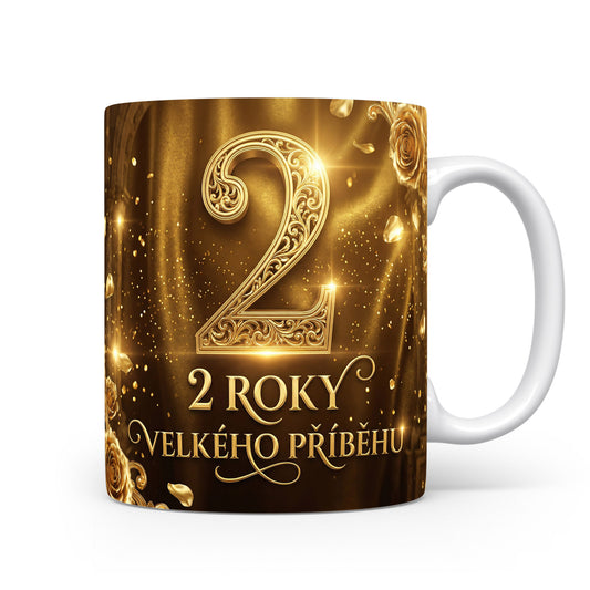 Hnědý hrnek s nápisem 2 ROKY VELKÉHO PŘÍBĚHU