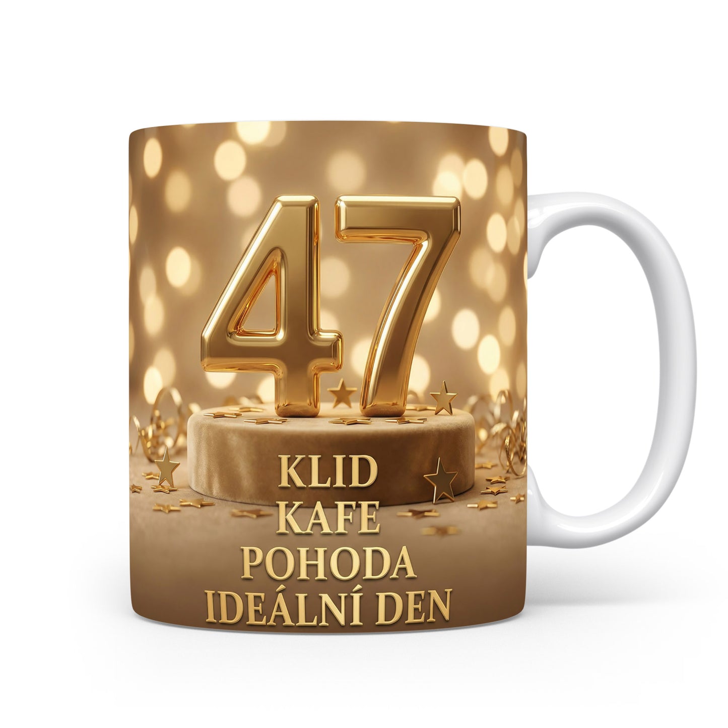 Hnědý hrnek s číslem 47 a textem 'KLID KAFE POHODA IDEÁLNÍ DEN'