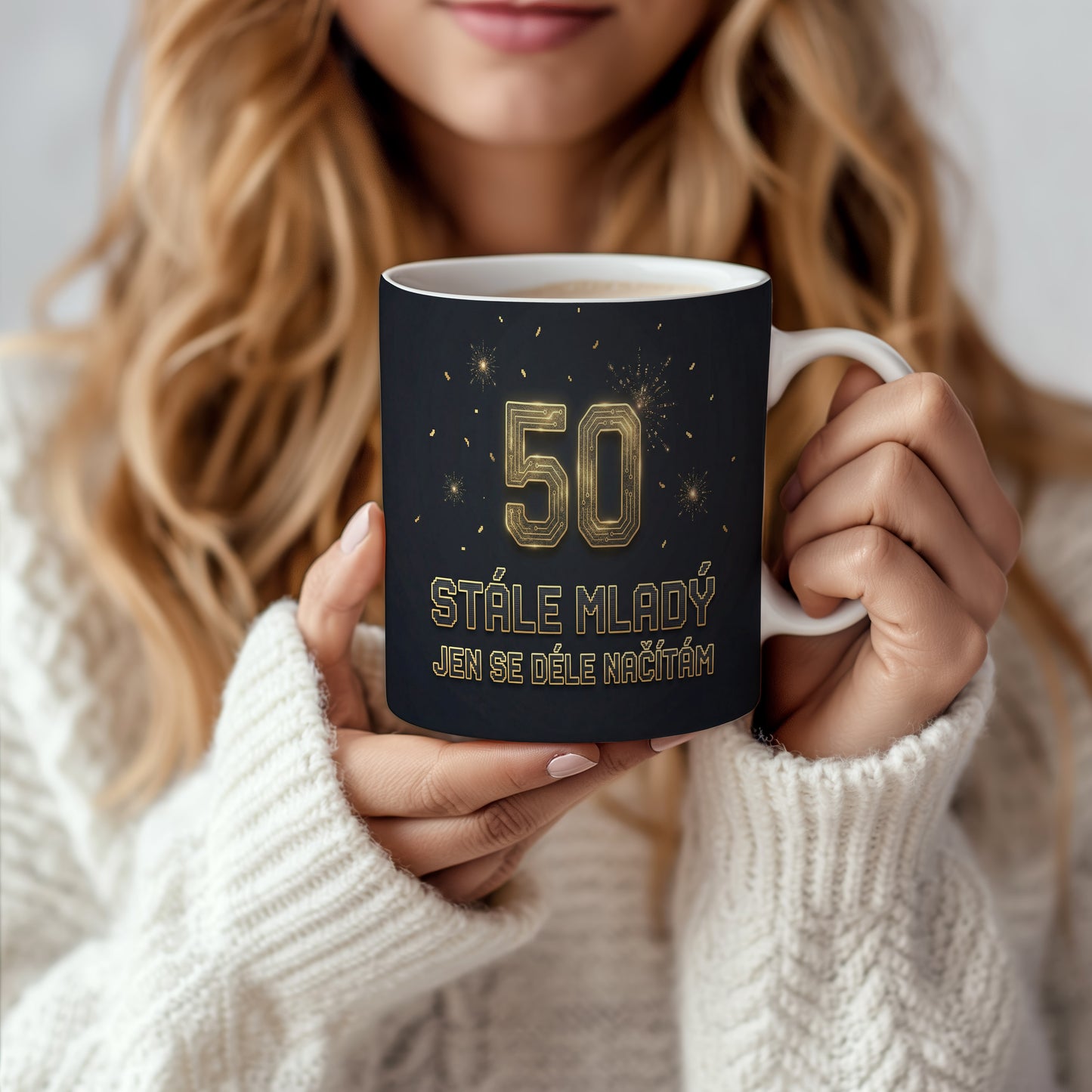 Narozeninový hrnek 50 let – STÁLE MLADÝ JEN SE DÉLE NAČÍTÁM
