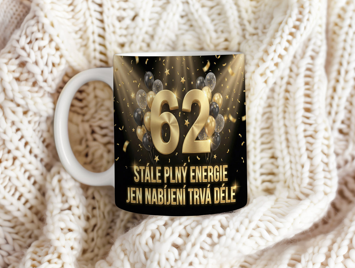 Narozeninový hrnek 62 let – STÁLE PLNÝ ENERGIE JEN NABÍJENÍ TRVÁ DÉLE