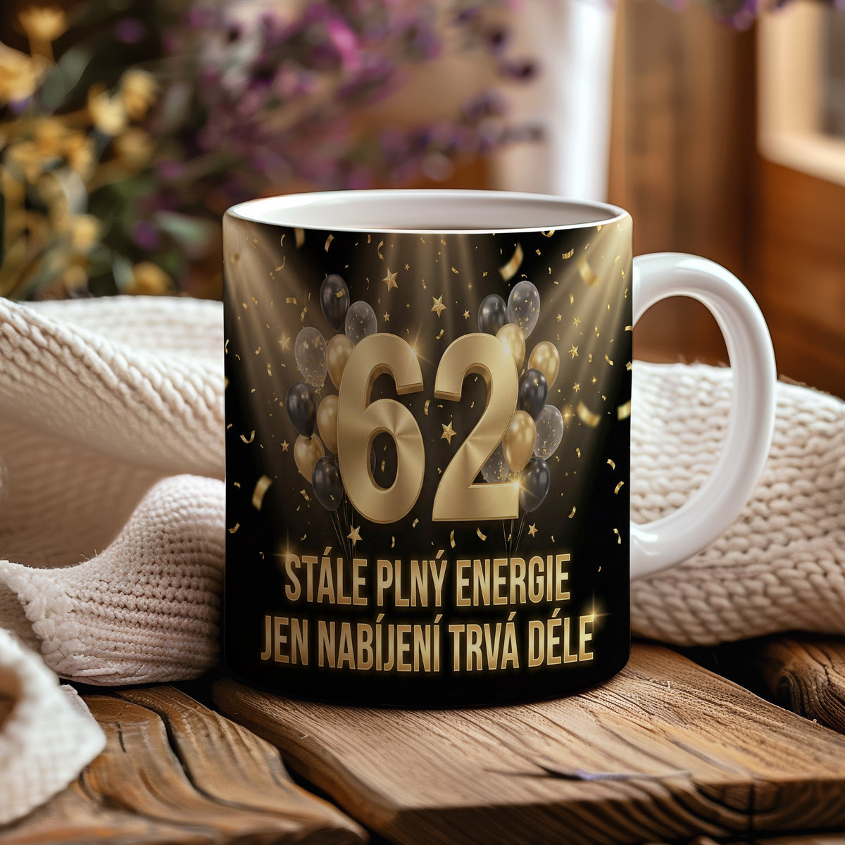 Narozeninový hrnek 62 let – STÁLE PLNÝ ENERGIE JEN NABÍJENÍ TRVÁ DÉLE