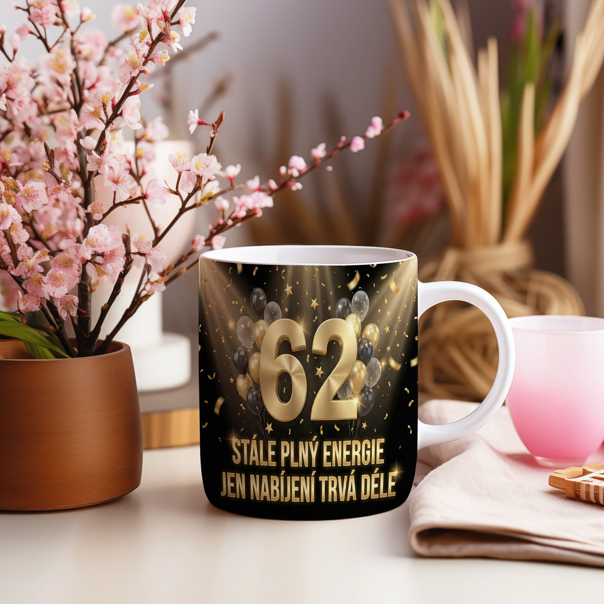 Narozeninový hrnek 62 let – STÁLE PLNÝ ENERGIE JEN NABÍJENÍ TRVÁ DÉLE