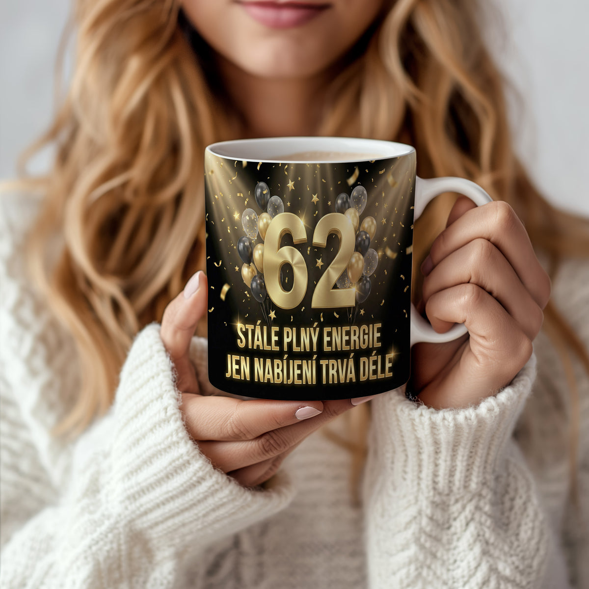 Narozeninový hrnek 62 let – STÁLE PLNÝ ENERGIE JEN NABÍJENÍ TRVÁ DÉLE