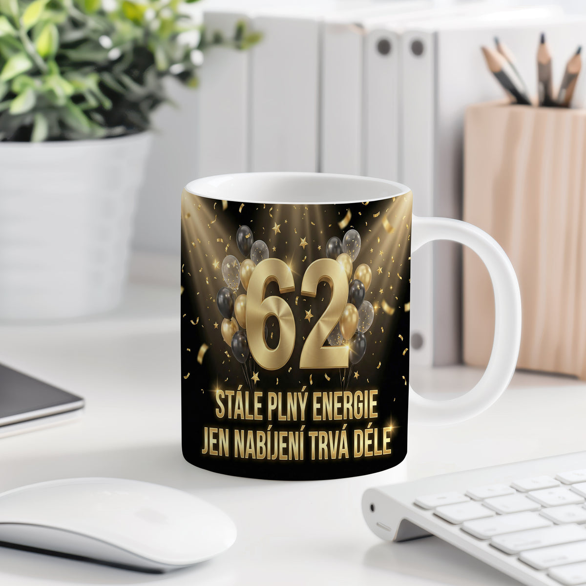 Narozeninový hrnek 62 let – STÁLE PLNÝ ENERGIE JEN NABÍJENÍ TRVÁ DÉLE