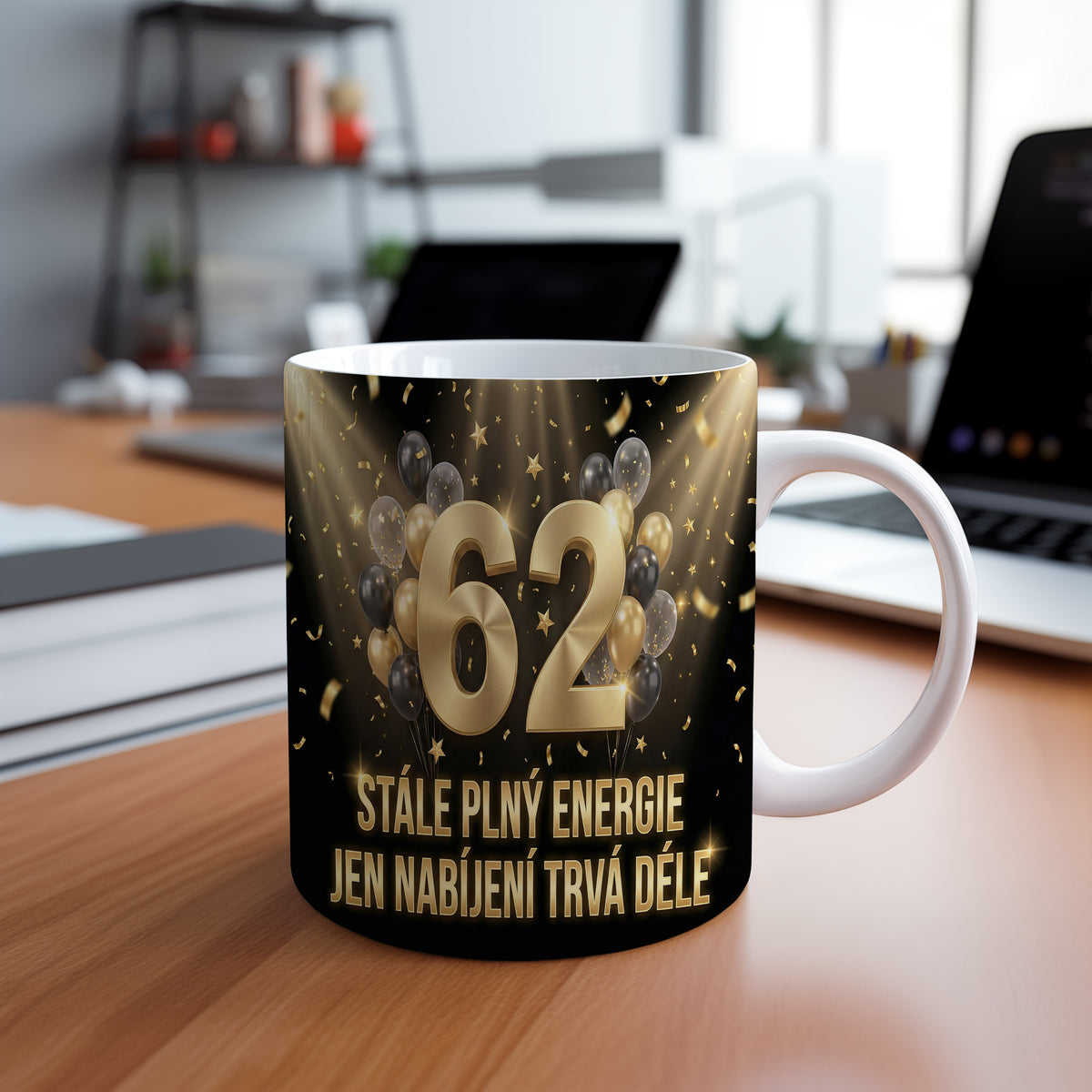 Narozeninový hrnek 62 let – STÁLE PLNÝ ENERGIE JEN NABÍJENÍ TRVÁ DÉLE
