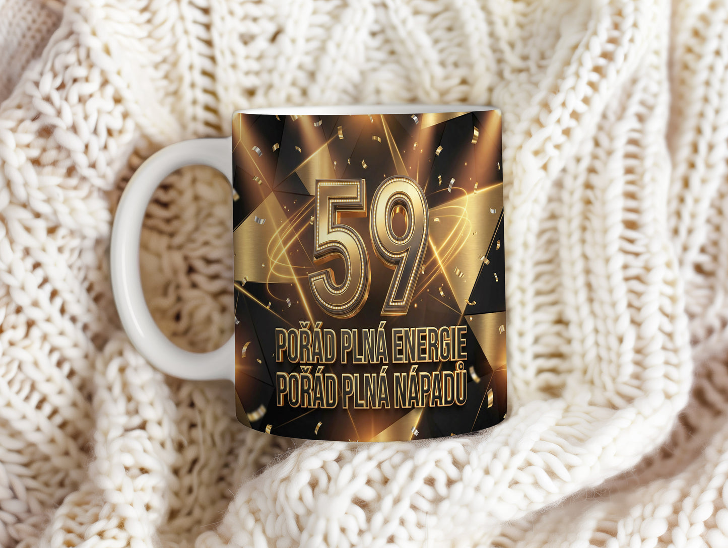 Narozeninový hrnek 59 let – POŘÁD PLNÁ ENERGIE POŘÁD PLNÁ NÁPADŮ