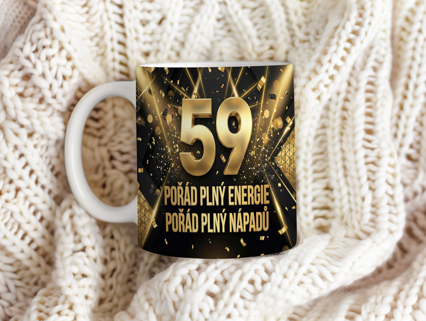 Narozeninový hrnek 59 let – POŘÁD PLNÝ ENERGIE POŘÁD PLNÝ NÁPADŮ