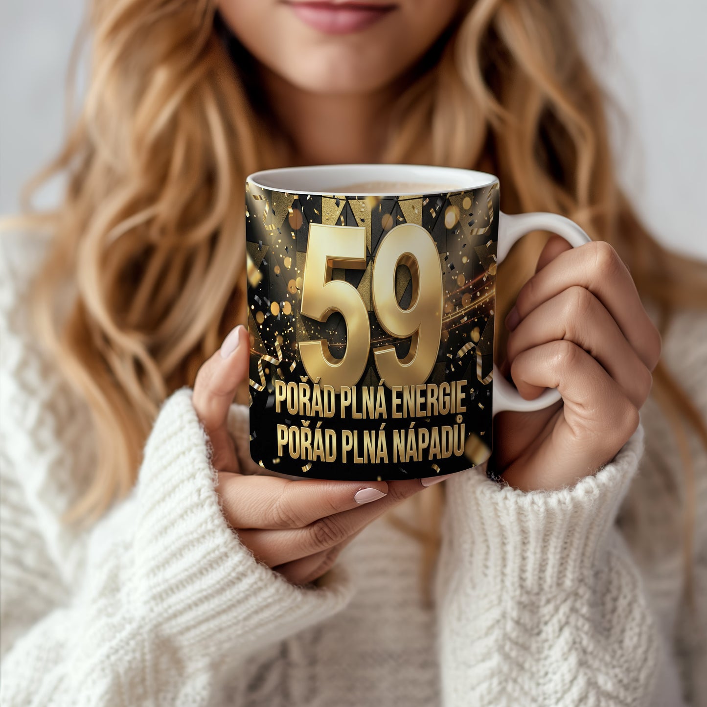 Narozeninový hrnek 59 let – POŘÁD PLNÁ ENERGIE POŘÁD PLNÁ NÁPADŮ