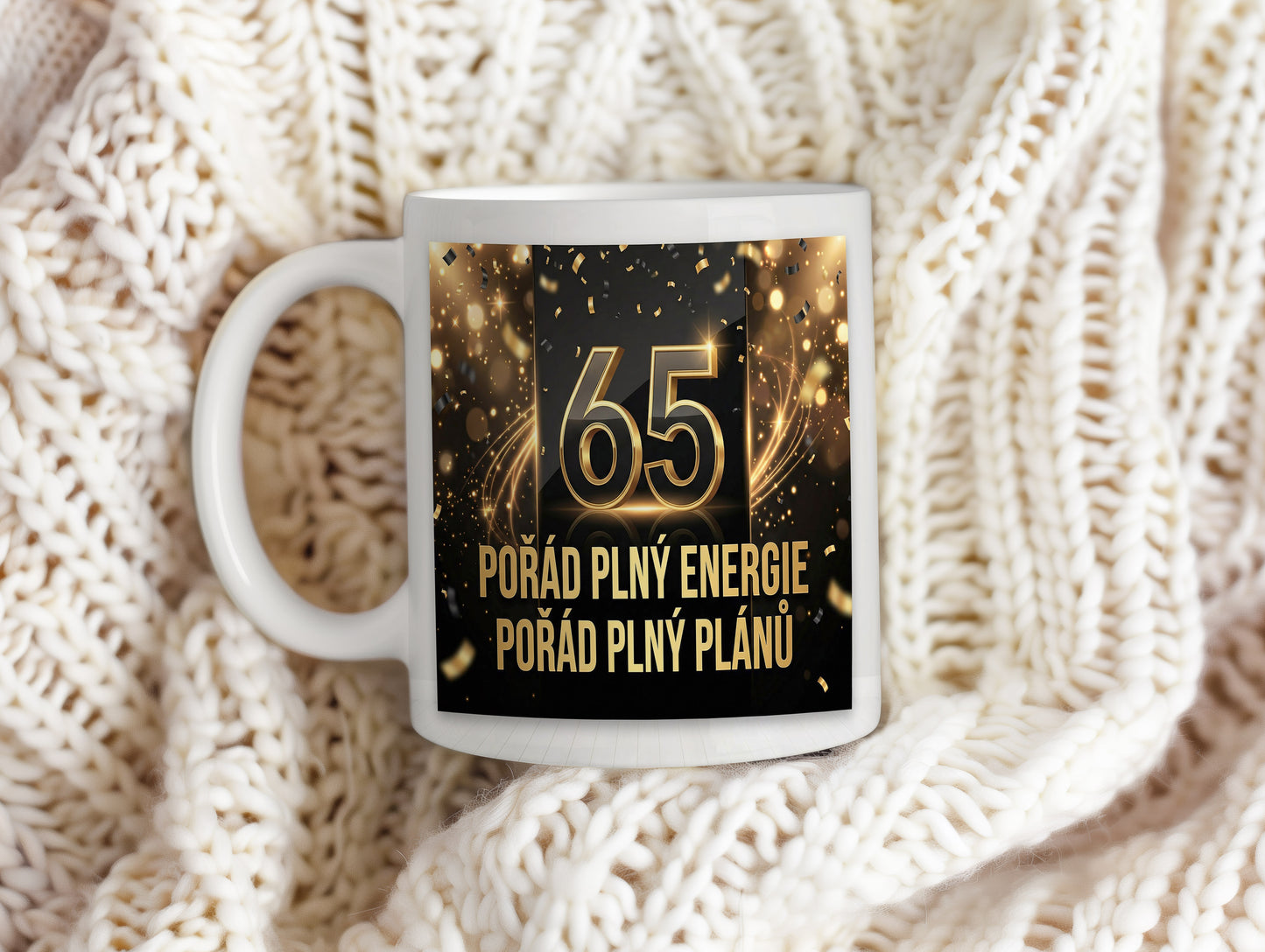 Narozeninový hrnek 65 let – POŘÁD PLNÝ ENERGIE POŘÁD PLNÝ PLÁNŮ