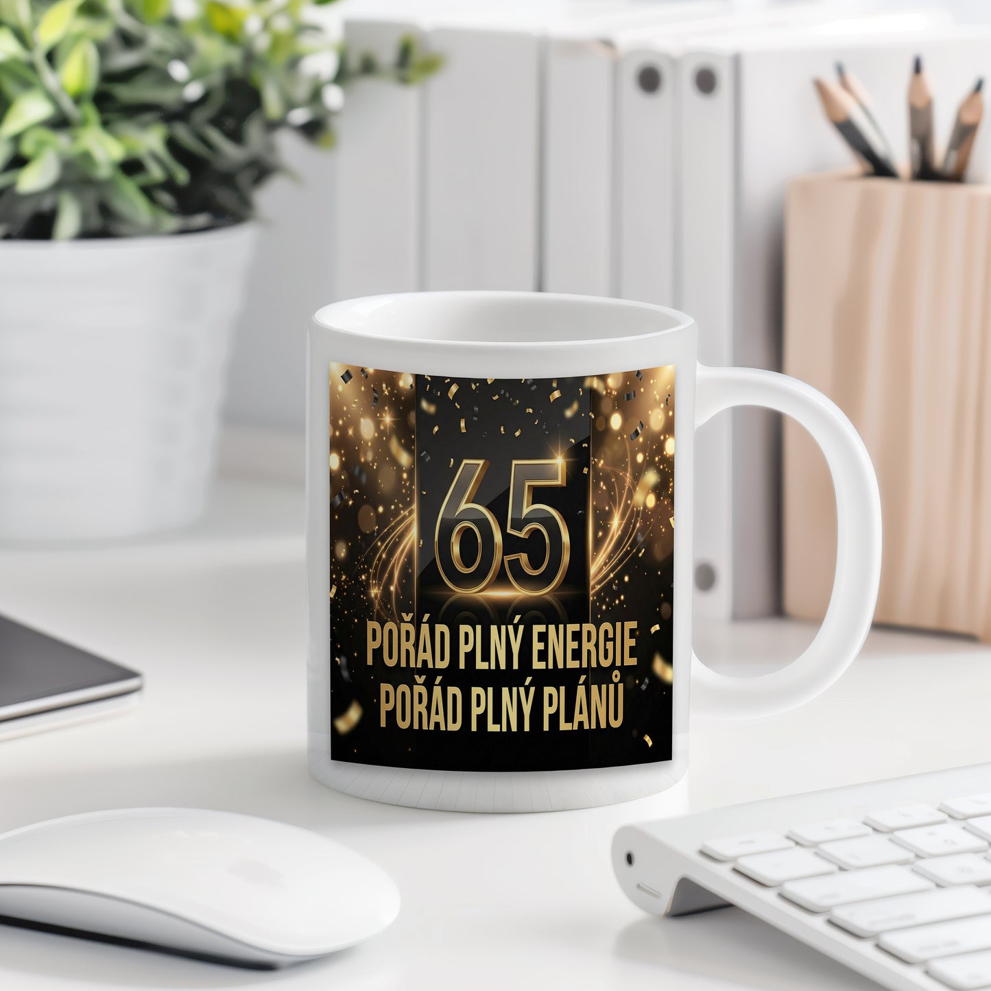 Narozeninový hrnek 65 let – POŘÁD PLNÝ ENERGIE POŘÁD PLNÝ PLÁNŮ