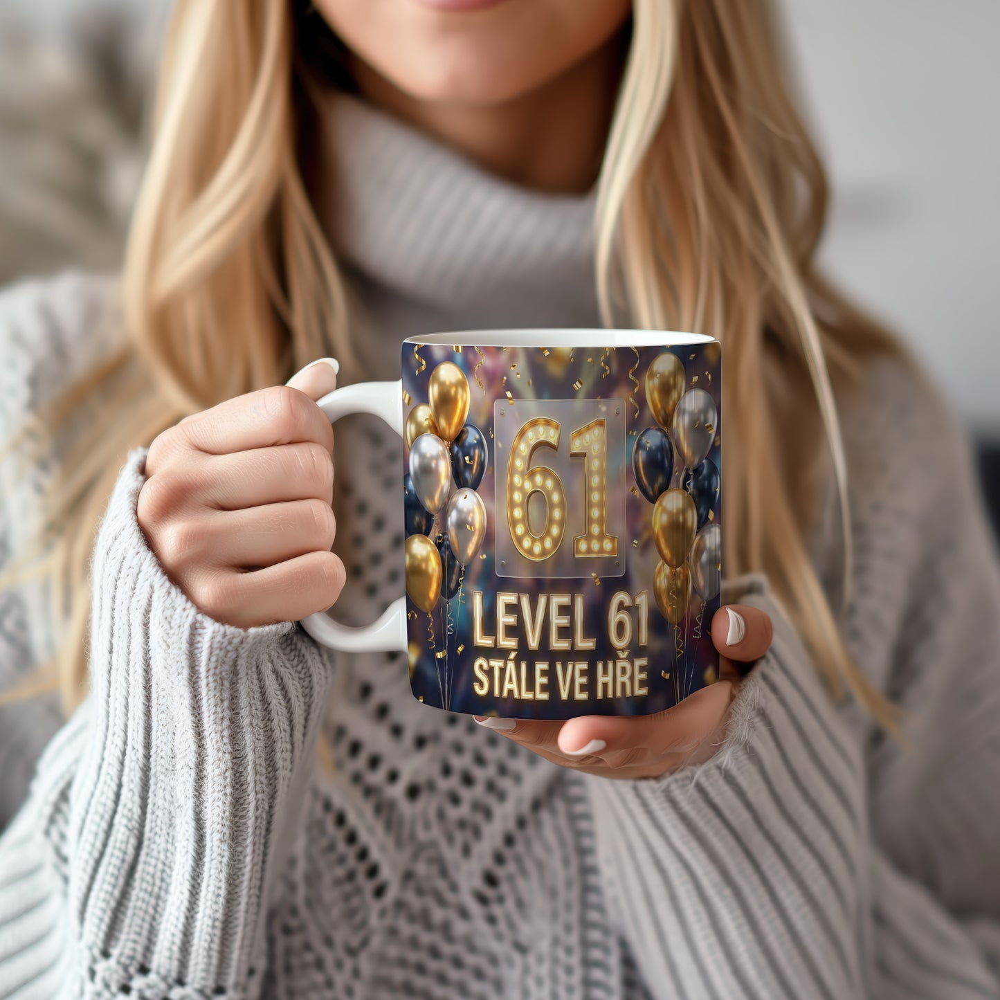 Narozeninový hrnek 61 let – LEVEL 61 STÁLE VE HŘE