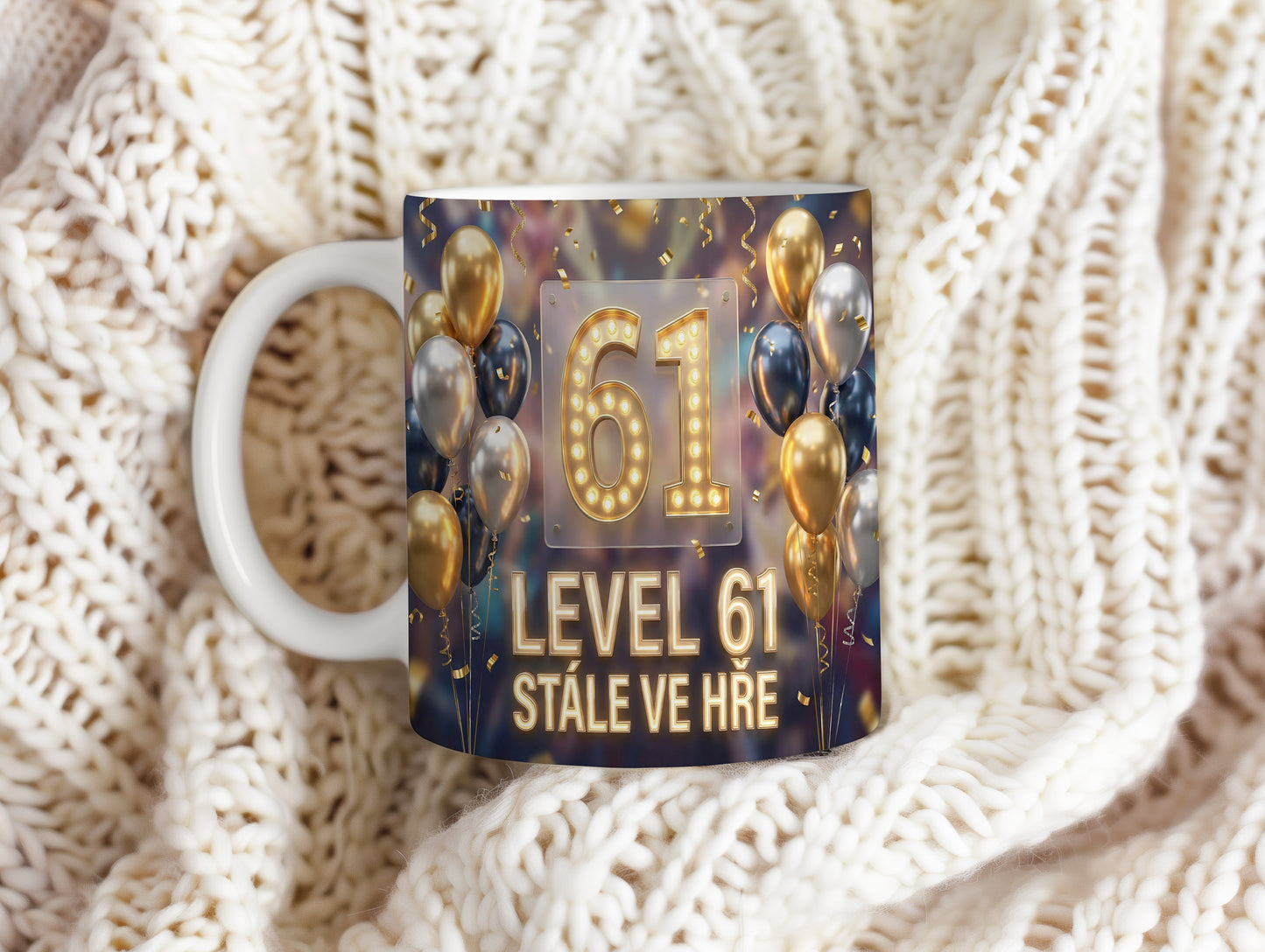 Narozeninový hrnek 61 let – LEVEL 61 STÁLE VE HŘE