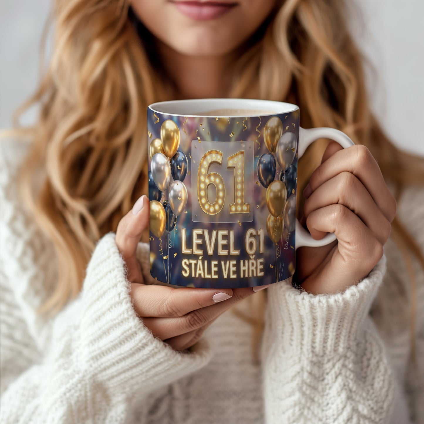Narozeninový hrnek 61 let – LEVEL 61 STÁLE VE HŘE