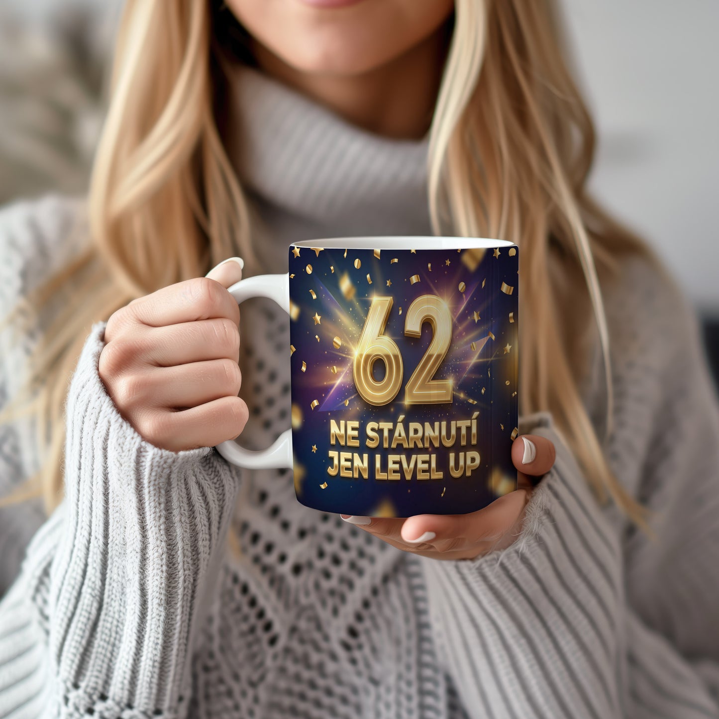 Narozeninový hrnek 62 let – NE STÁRNUTÍ JEN LEVEL UP