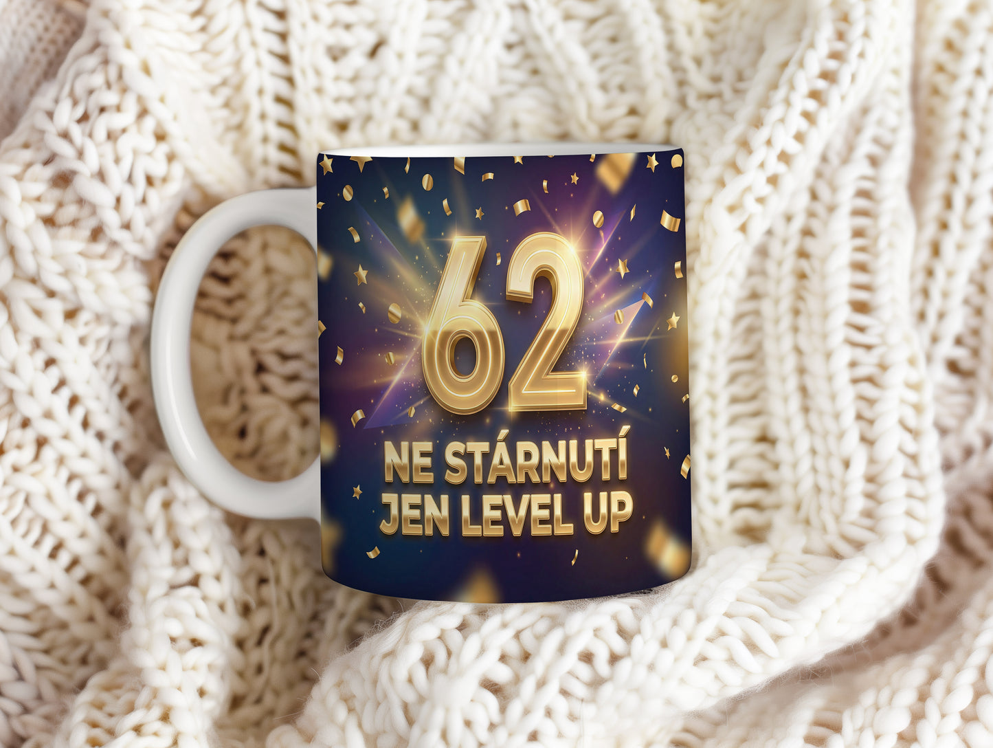 Narozeninový hrnek 62 let – NE STÁRNUTÍ JEN LEVEL UP
