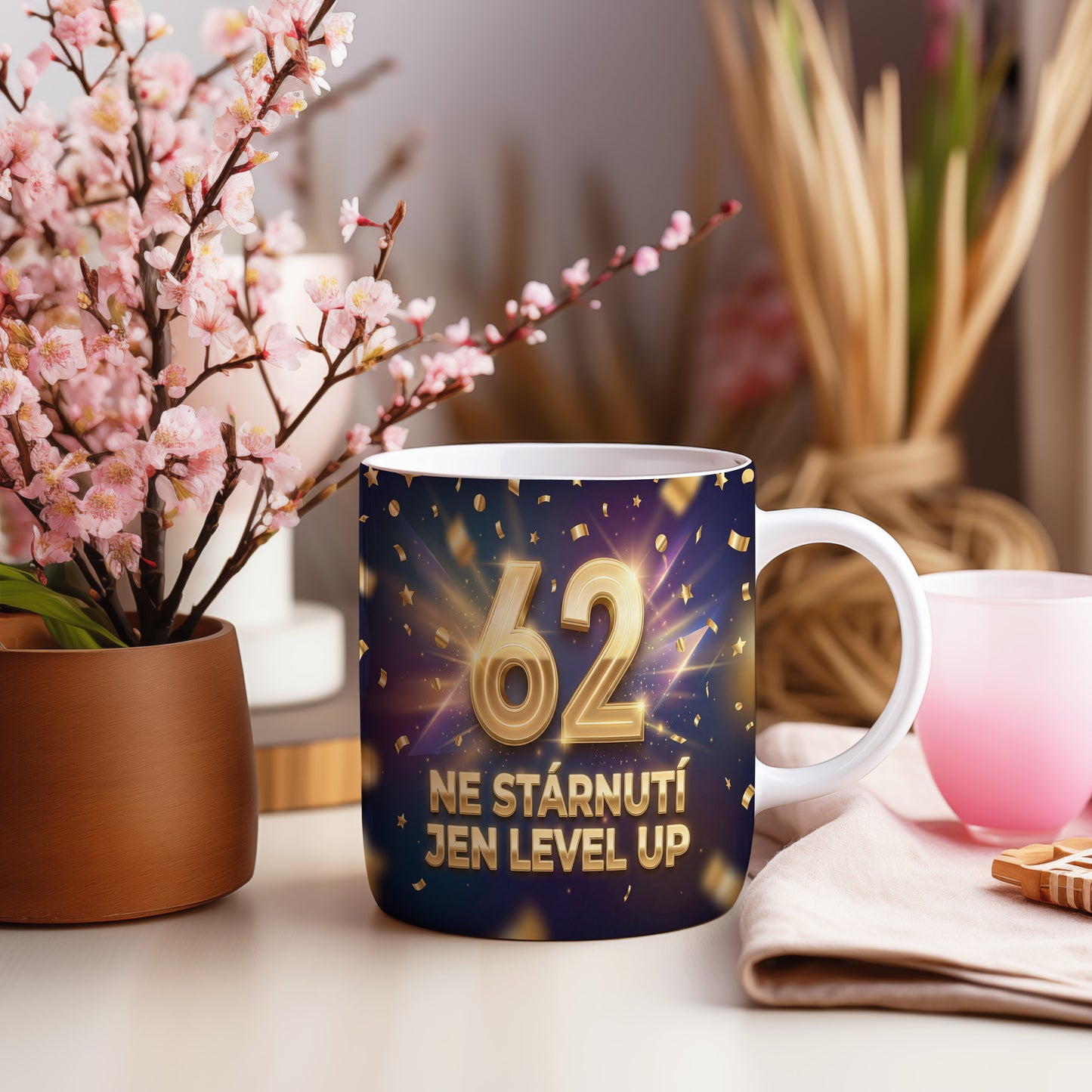 Narozeninový hrnek 62 let – NE STÁRNUTÍ JEN LEVEL UP